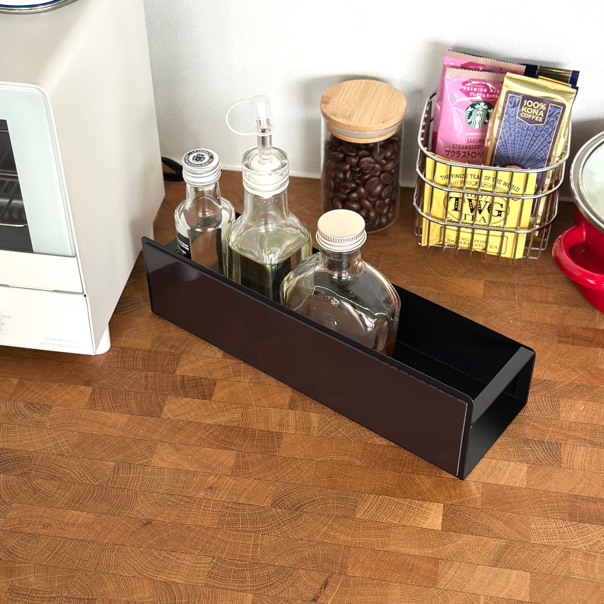 シンプル調味料ラックの裏面のマグネット部分を写している様子