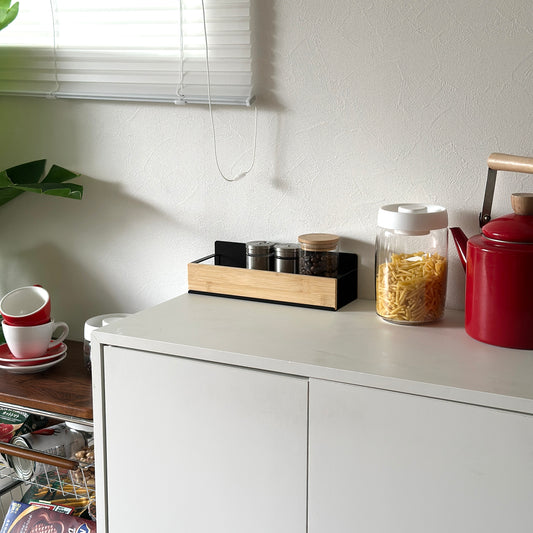 キッチン調味料ラックが白棚の上で置いてある様子