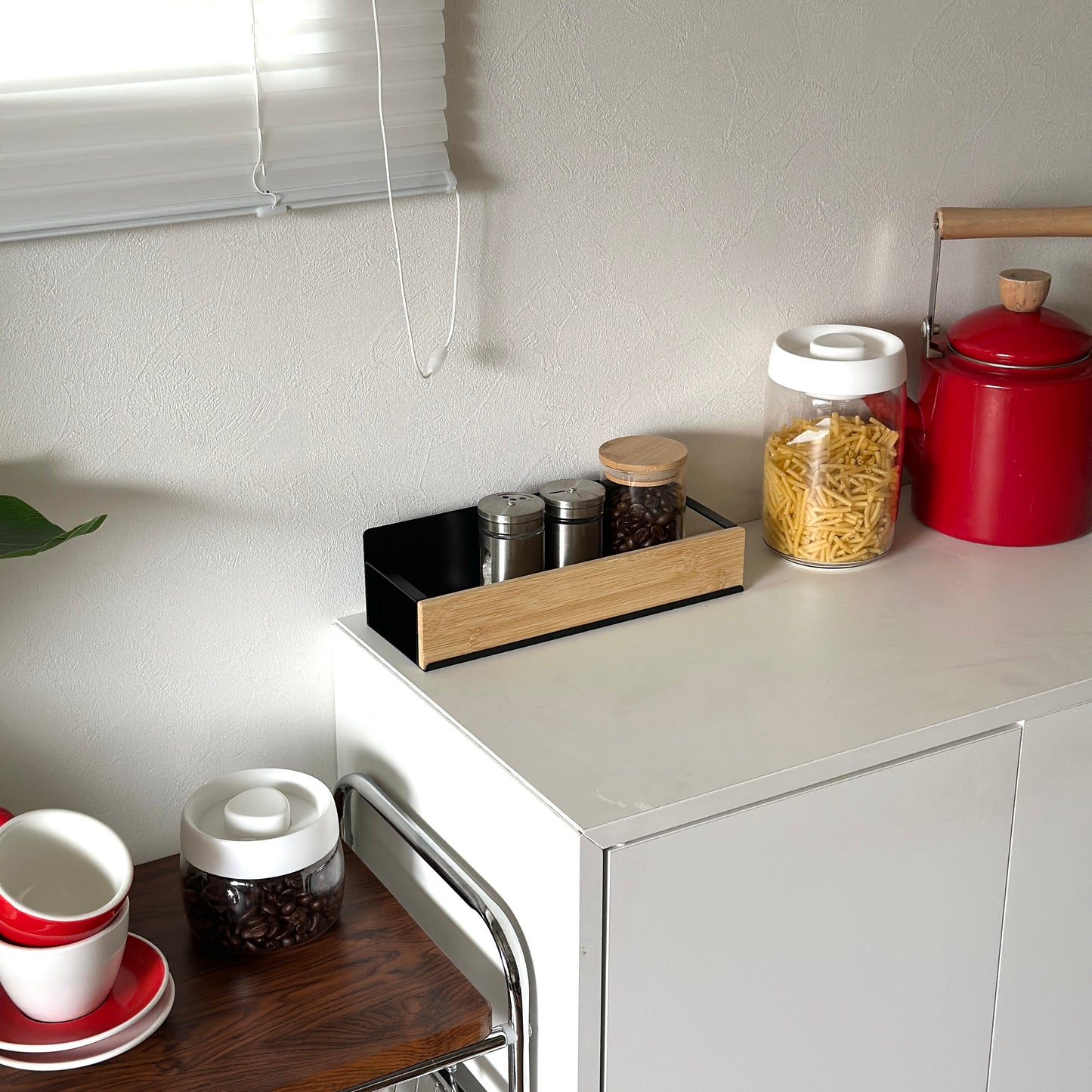 キッチン調味料ラックが白棚の上に置いてある様子