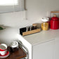 キッチン調味料ラックが白棚の上に置いてある様子