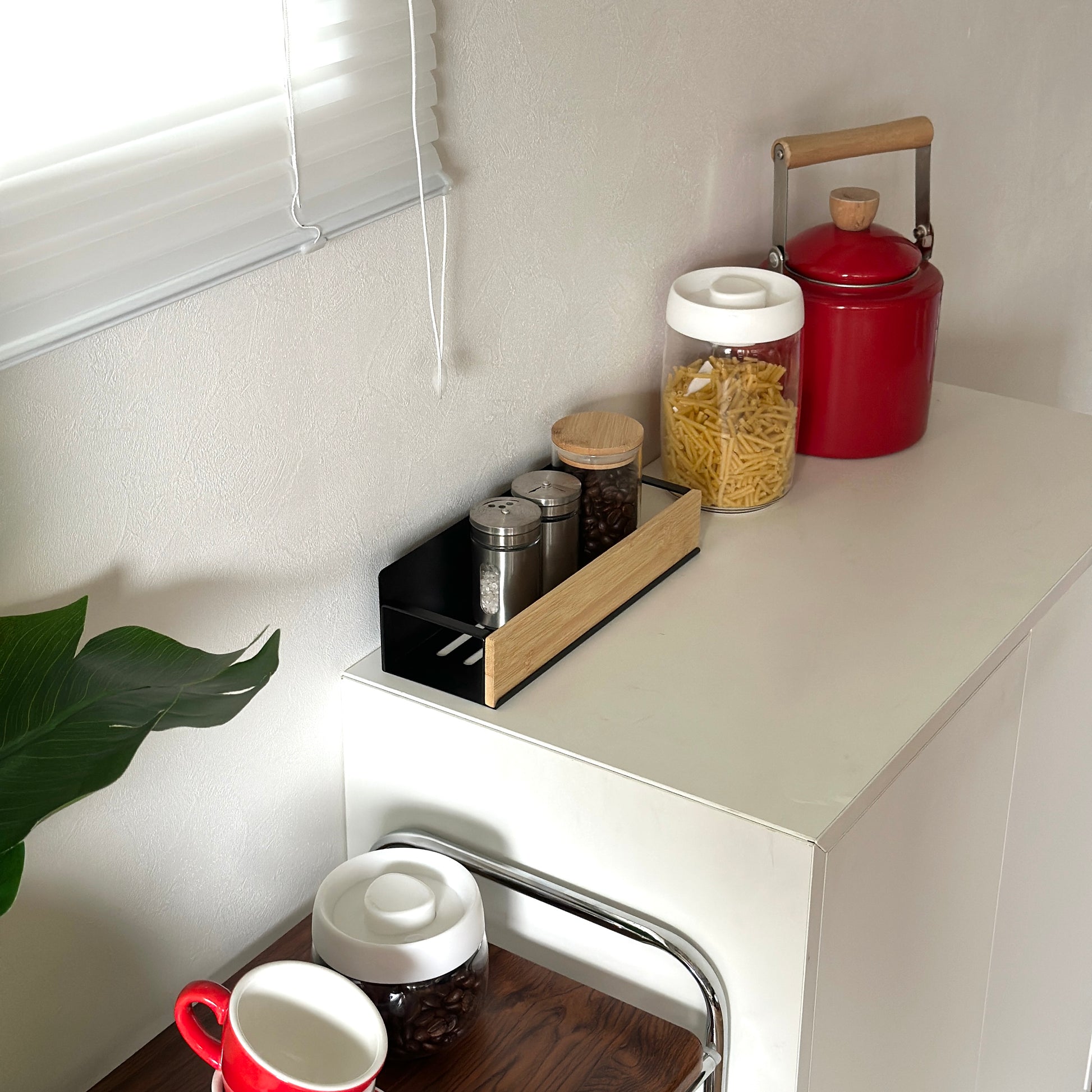 キッチン調味料ラックが白棚の上に置いてある様子