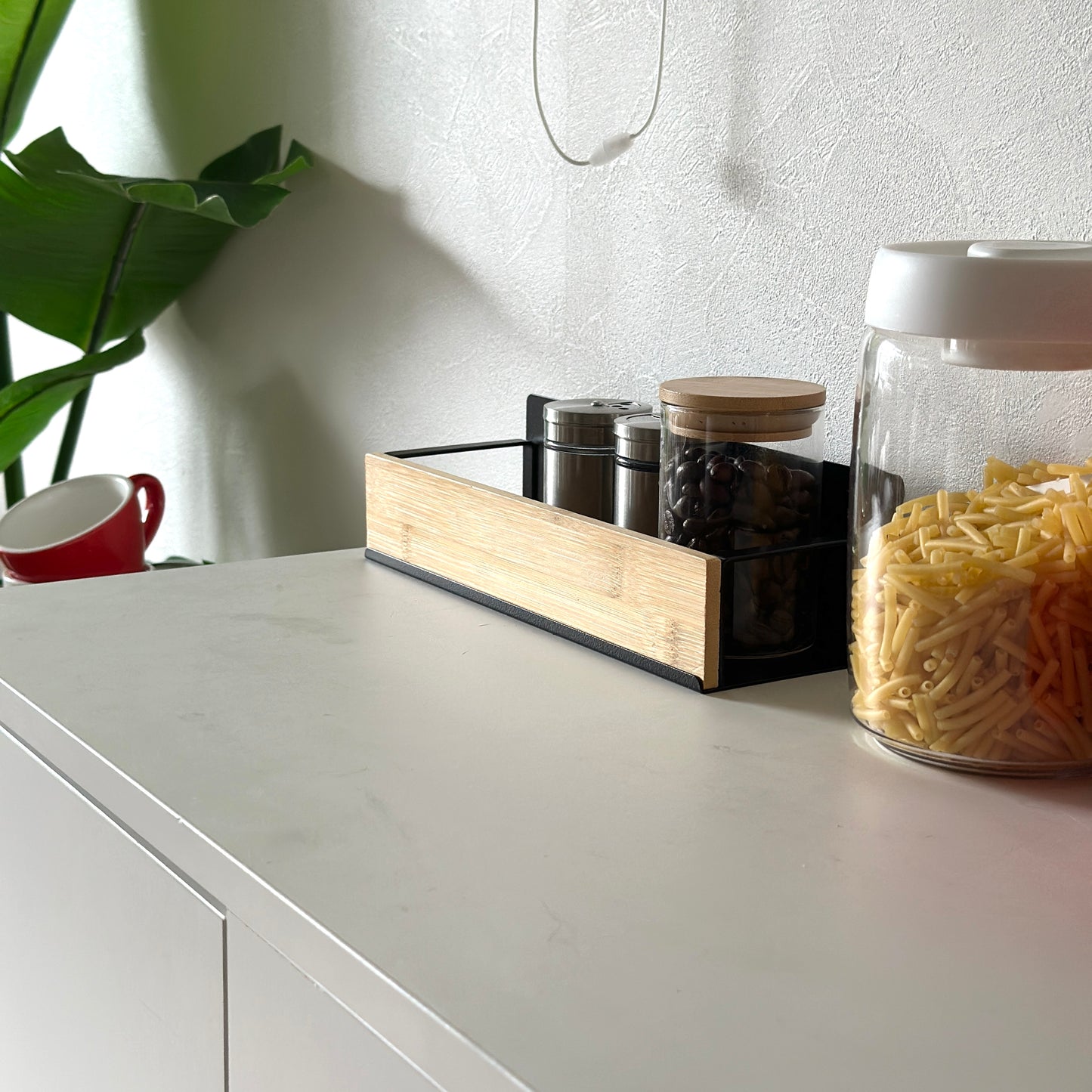 キッチン調味料ラックが白棚の上に置いてある状態をアップで写している様子