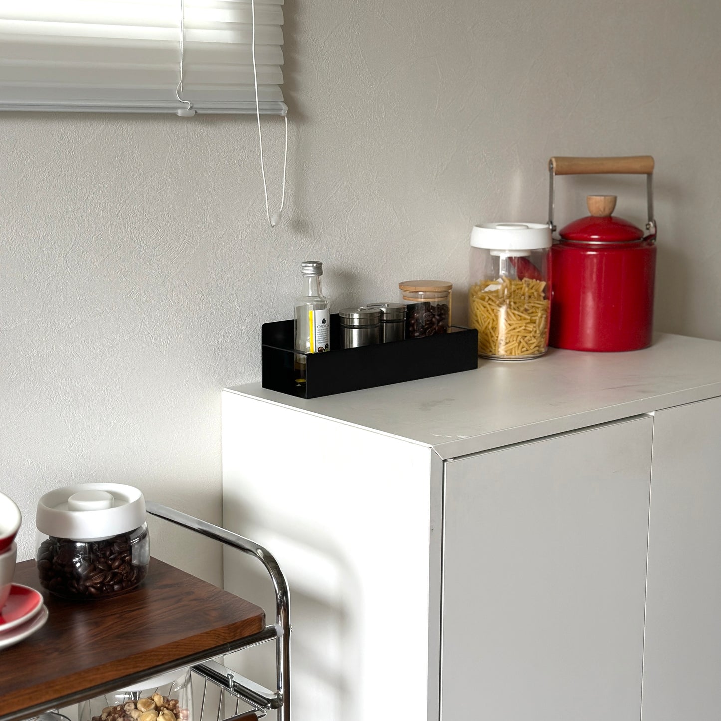 シンプル調味料ラックが白棚の上に置いてある様子