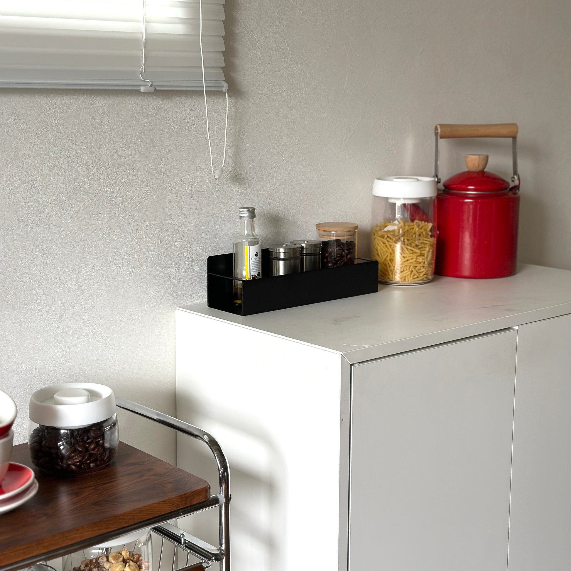 シンプル調味料ラックが白棚の上に置いてある様子