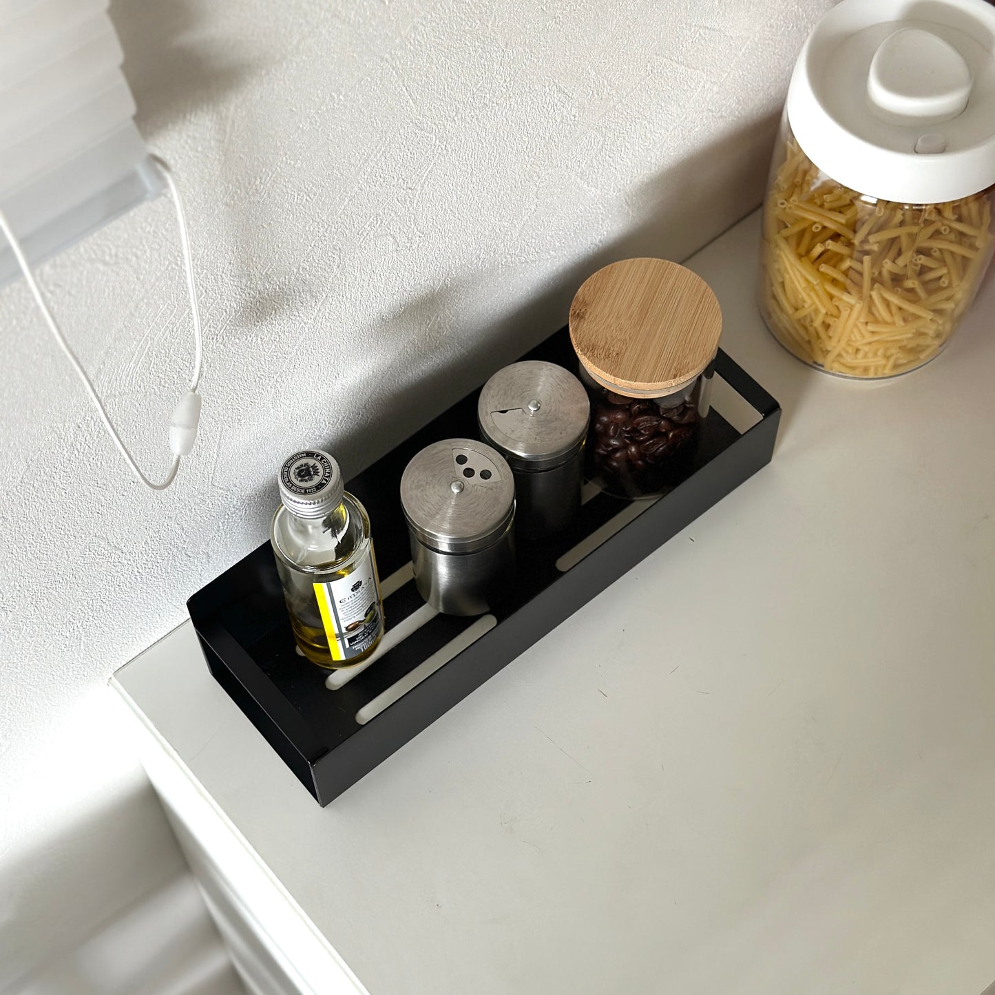 シンプル調味料ラックに調味料が収納されているのをアップで写している様子