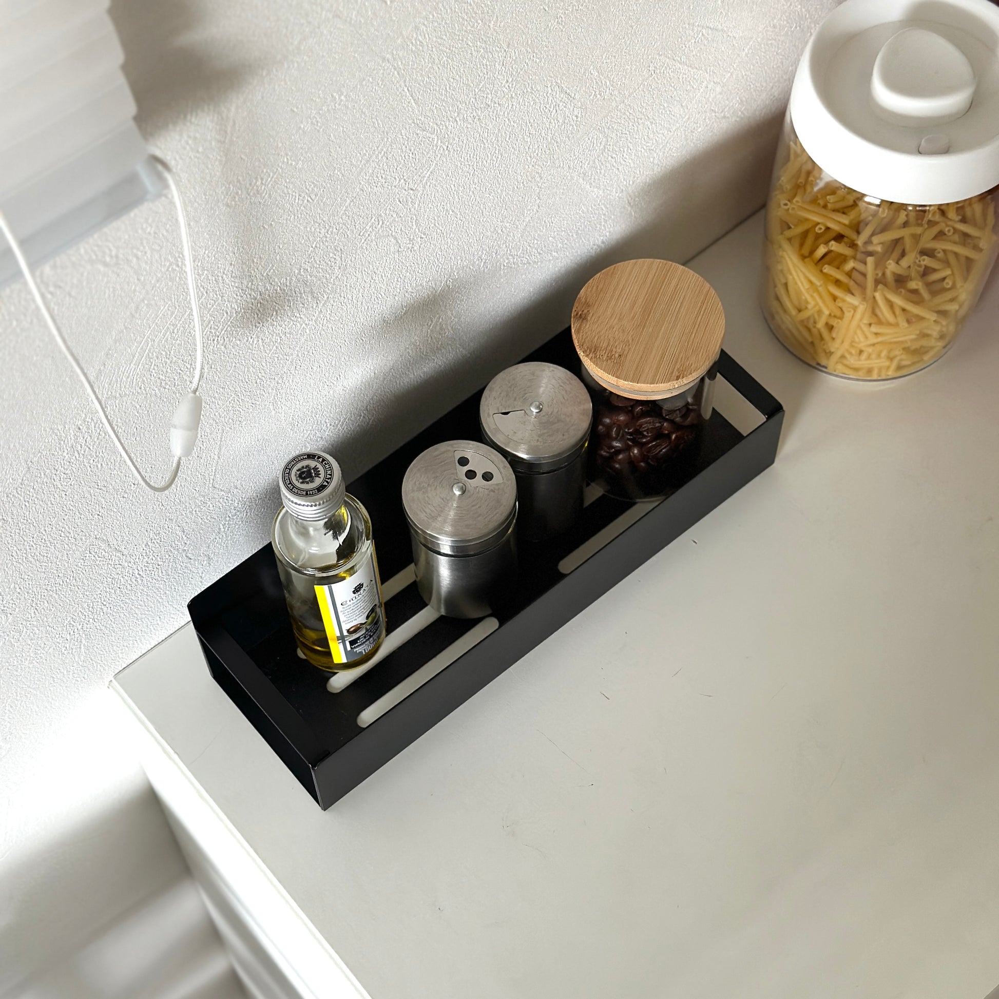 シンプル調味料ラックに調味料が収納されているのをアップで写している様子