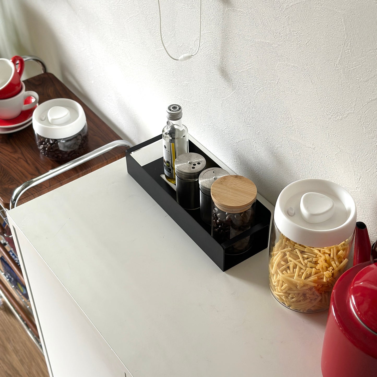 シンプル調味料ラックが白棚の上に置いてある様子