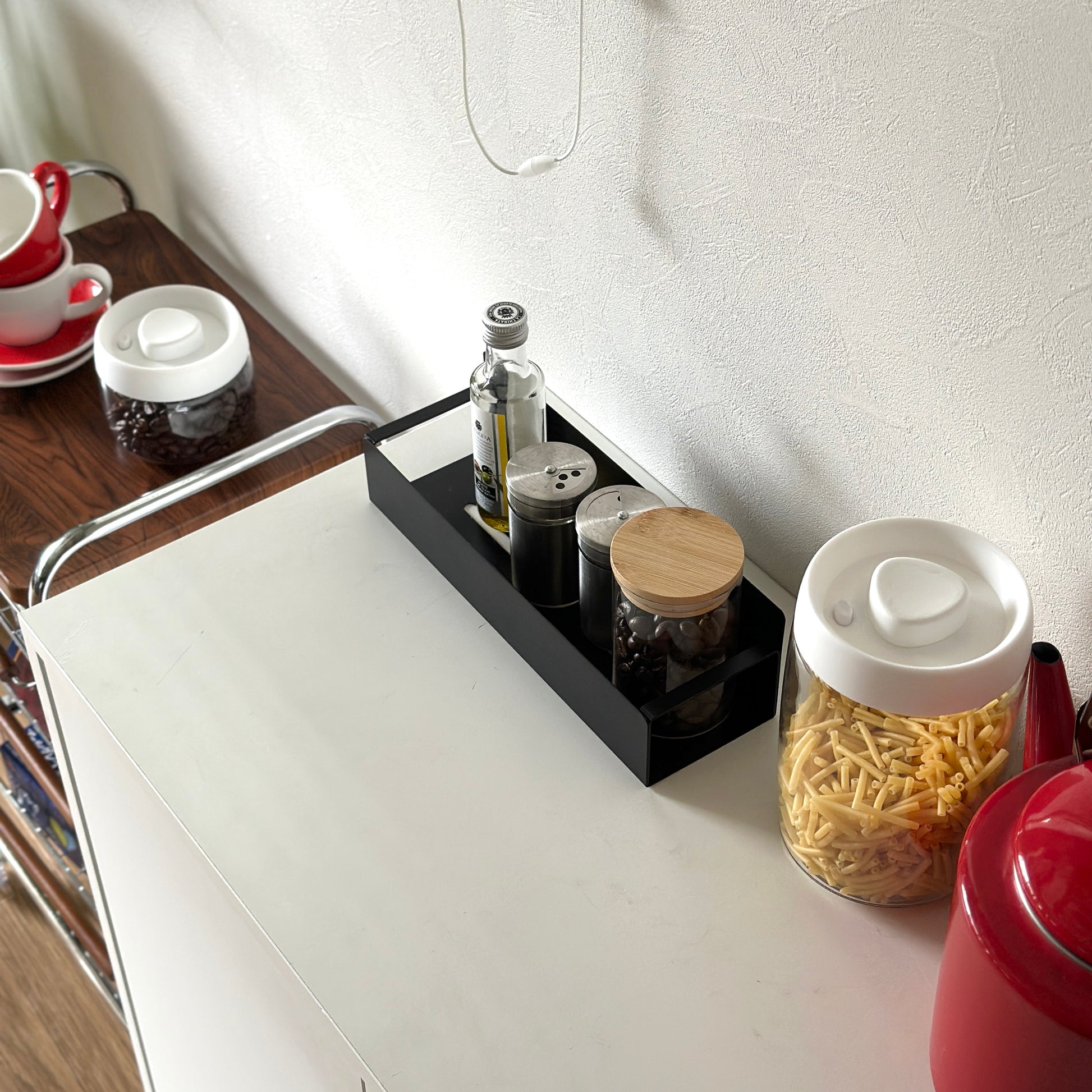 シンプル調味料ラックが白棚の上に置いてある様子