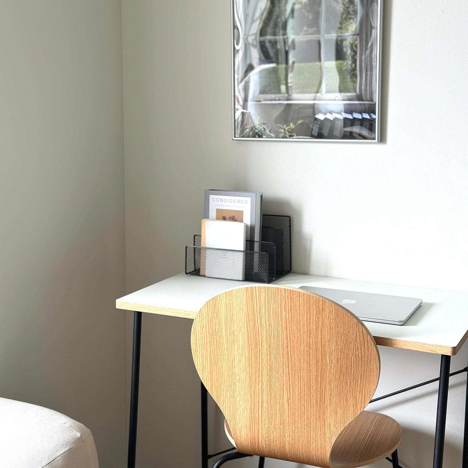 ブラックのアイアン素材のマガジンラックをデスクに置いている様子