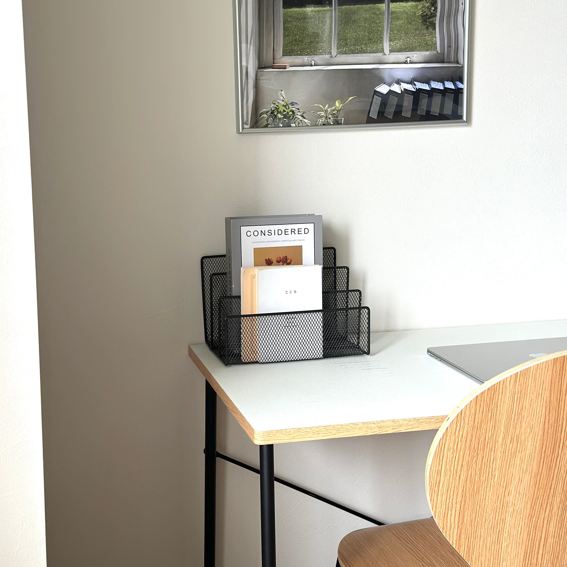 ブラックのアイアン素材のマガジンラックに本を立てて置いている様子