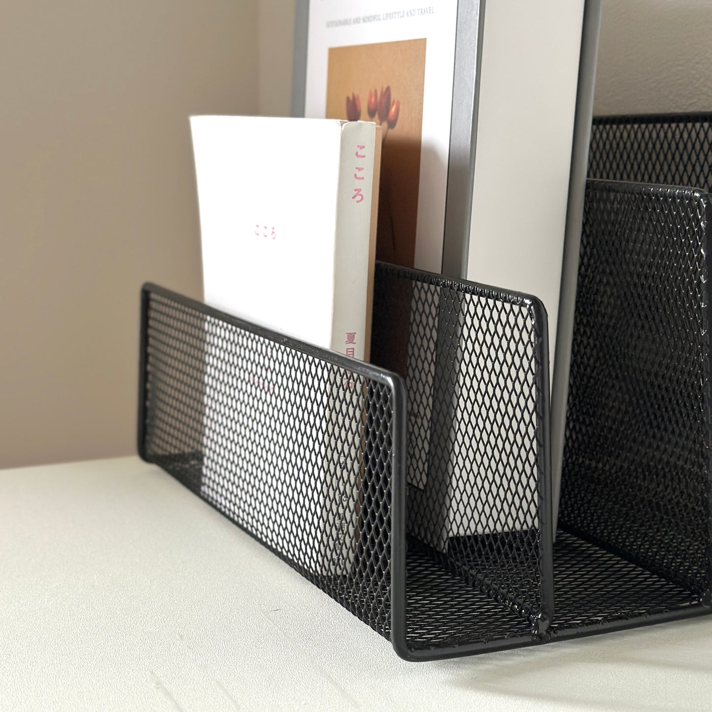 シルバーの卓上ブック収納ラック