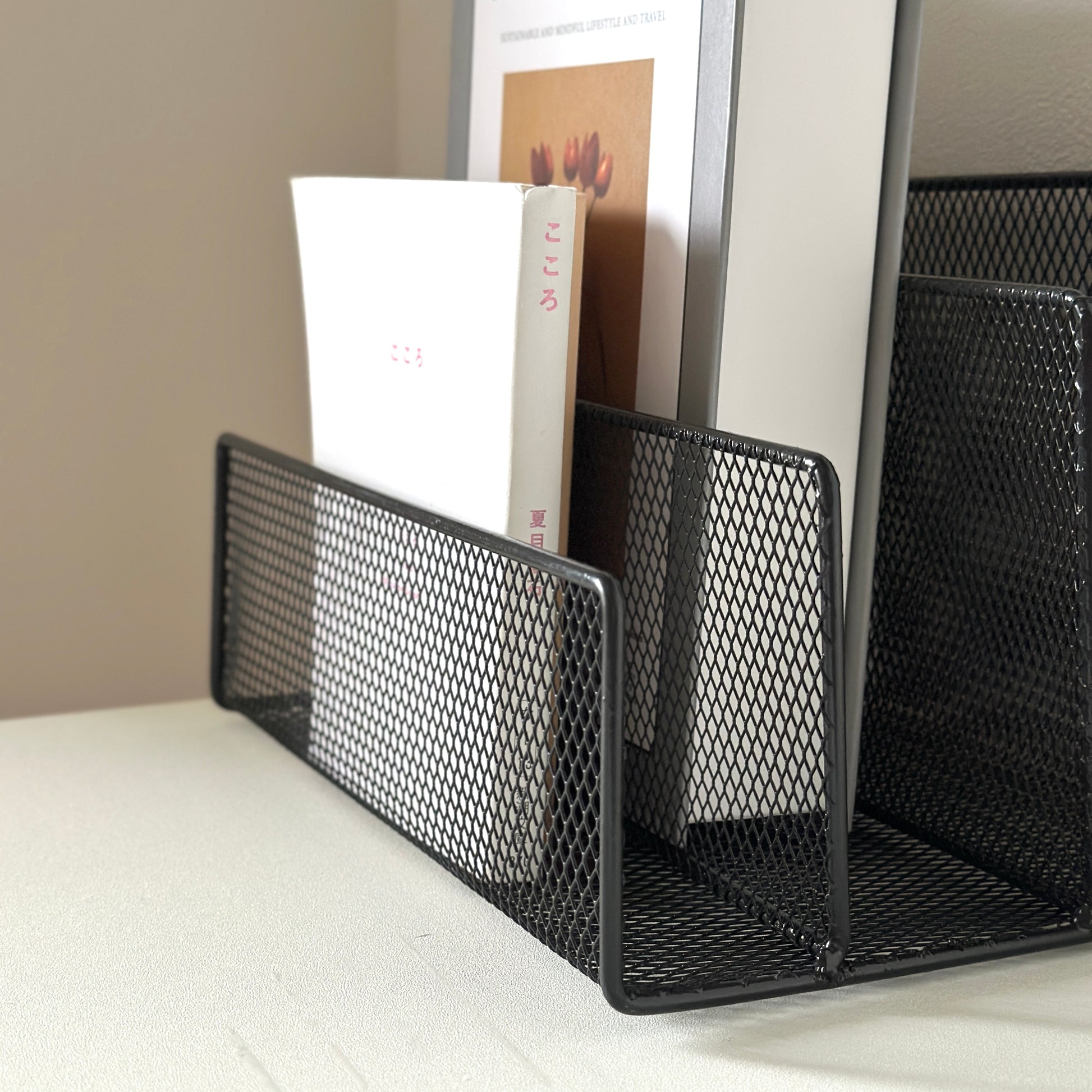 シルバーの卓上ブック収納ラック