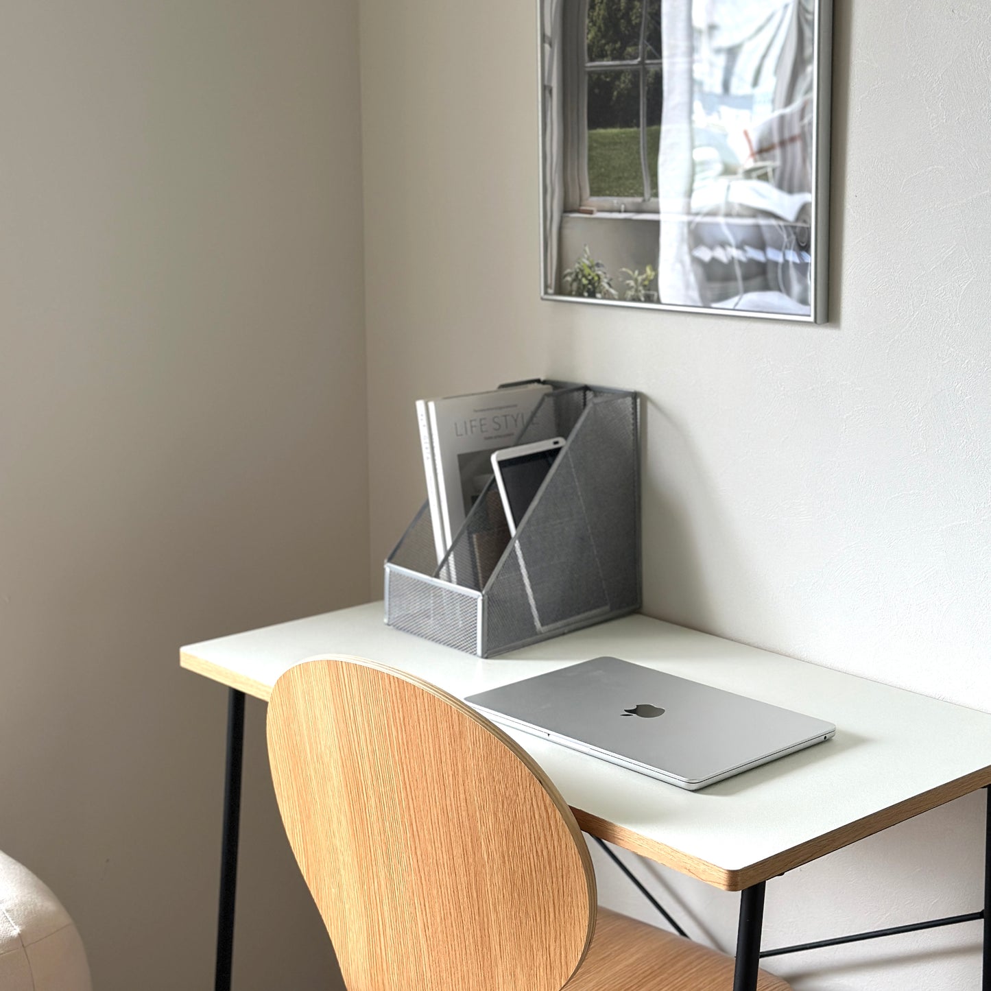 シルバーの卓上ブック収納ラックをデスクに置いている様子