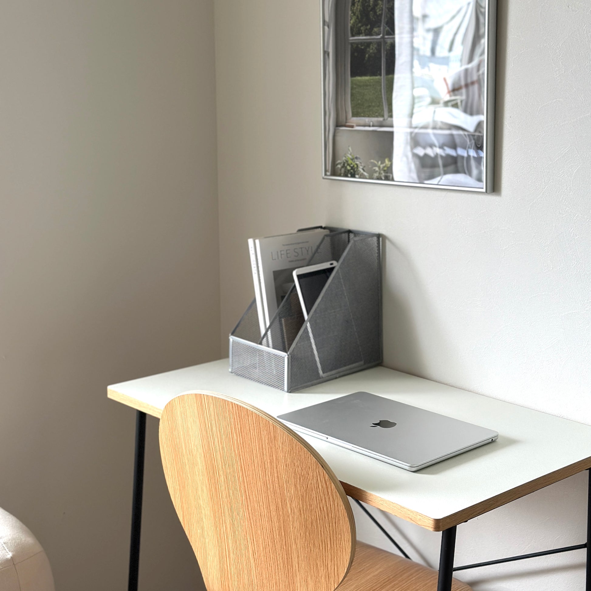 シルバーの卓上ブック収納ラックをデスクに置いている様子