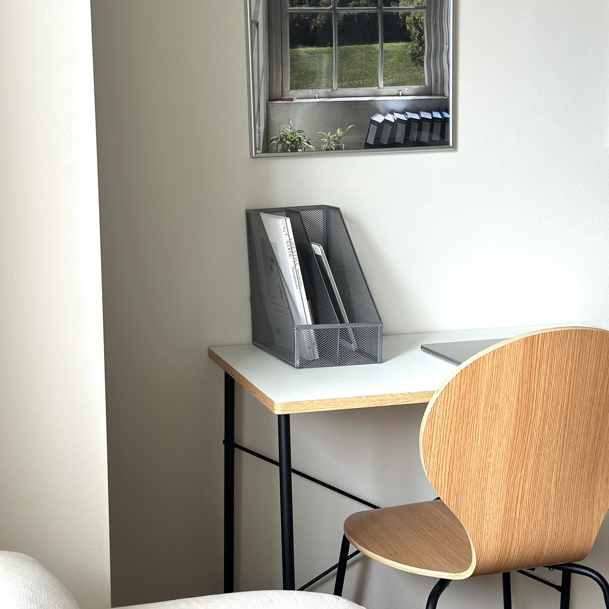 シルバーの卓上ブック収納ラックをデスクに置いている様子