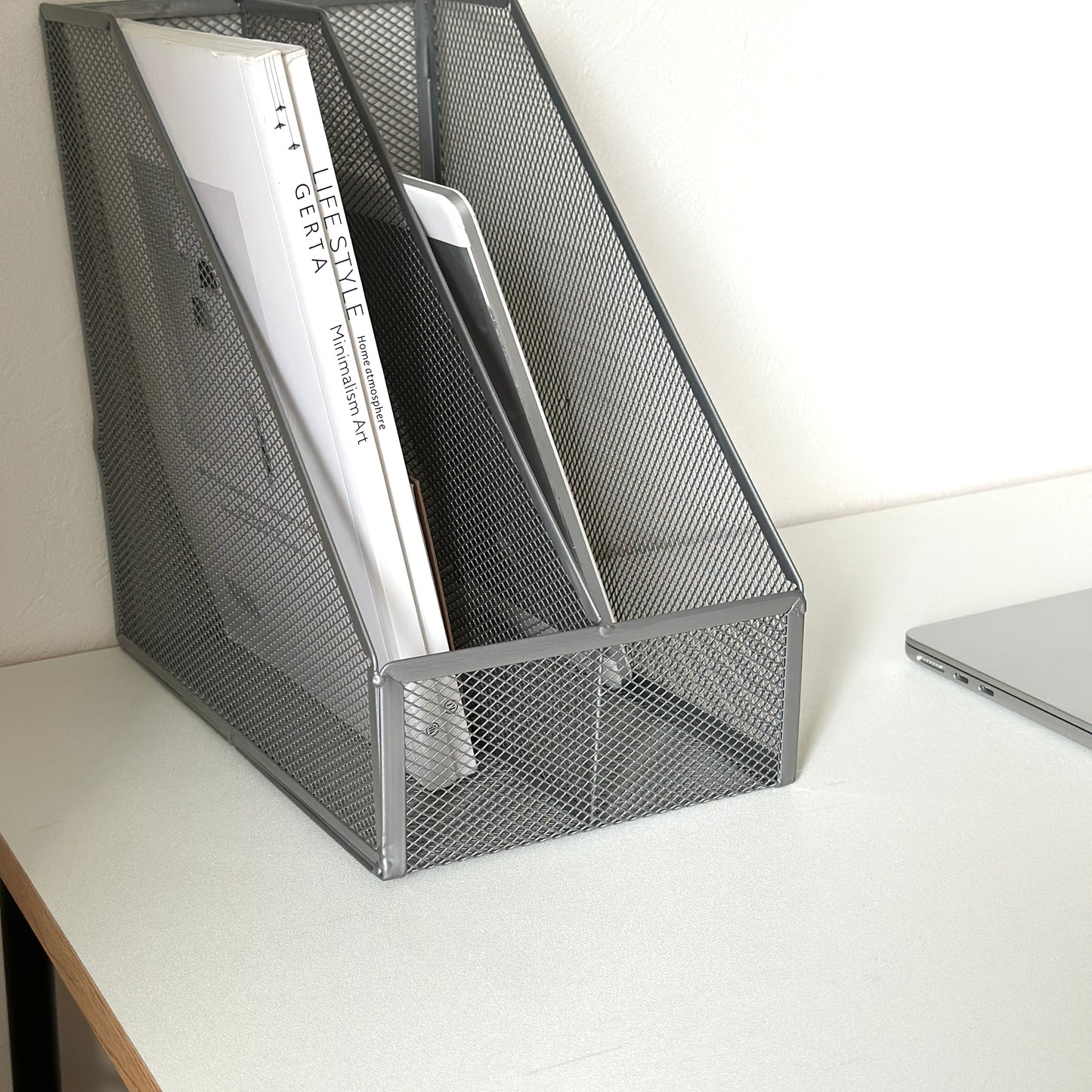 シルバーの卓上ブック収納ラックをデスクに置いている様子