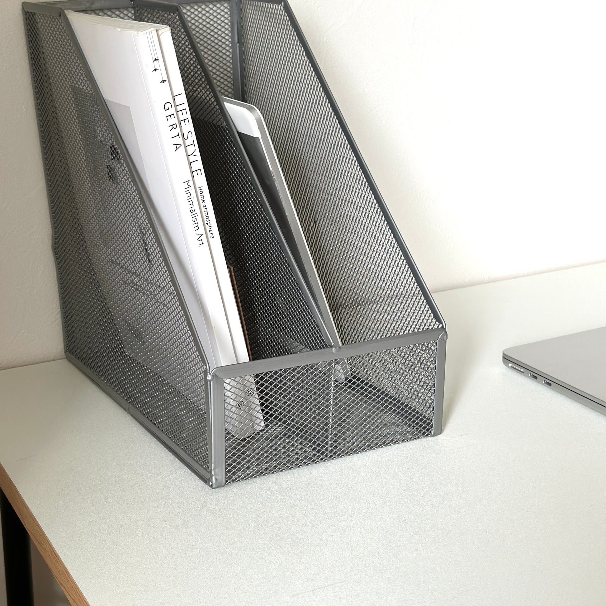 シルバーの卓上ブック収納ラックをデスクに置いている様子