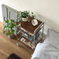 ステンレスとウッド天板の収納ワゴンに植物や置き時計などを置いている様子