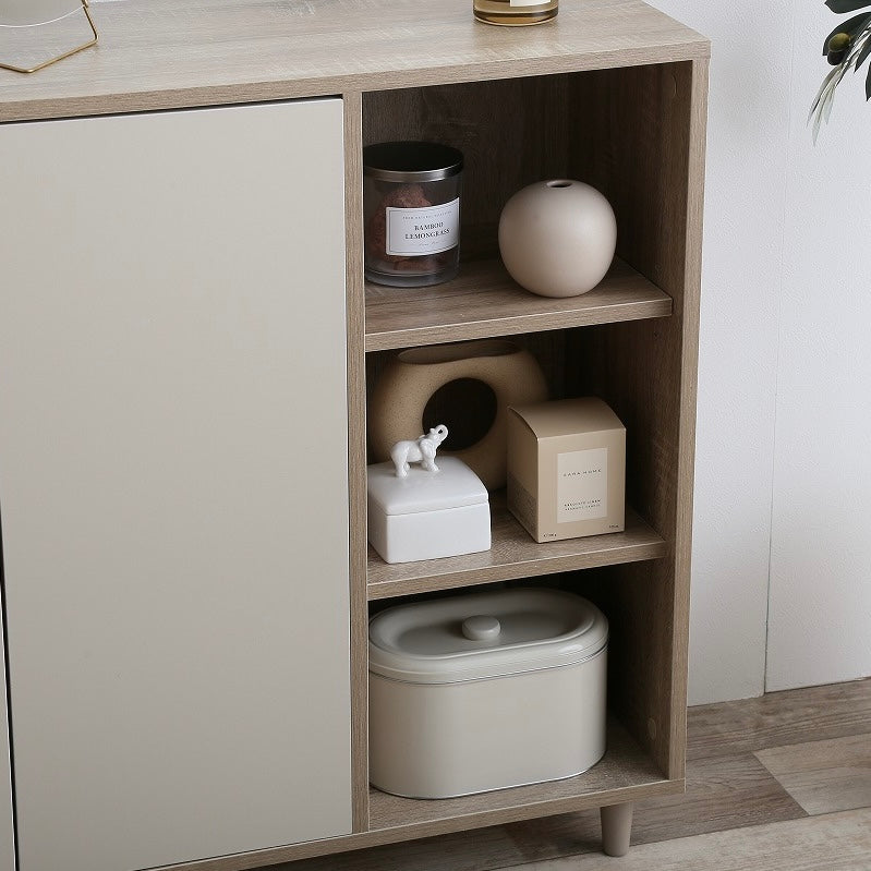 扉開きタイプのキャビネットの棚部分