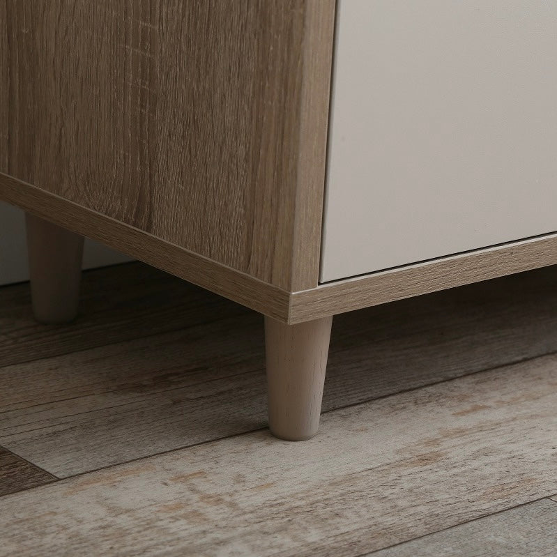 扉開きタイプのキャビネットの脚部分