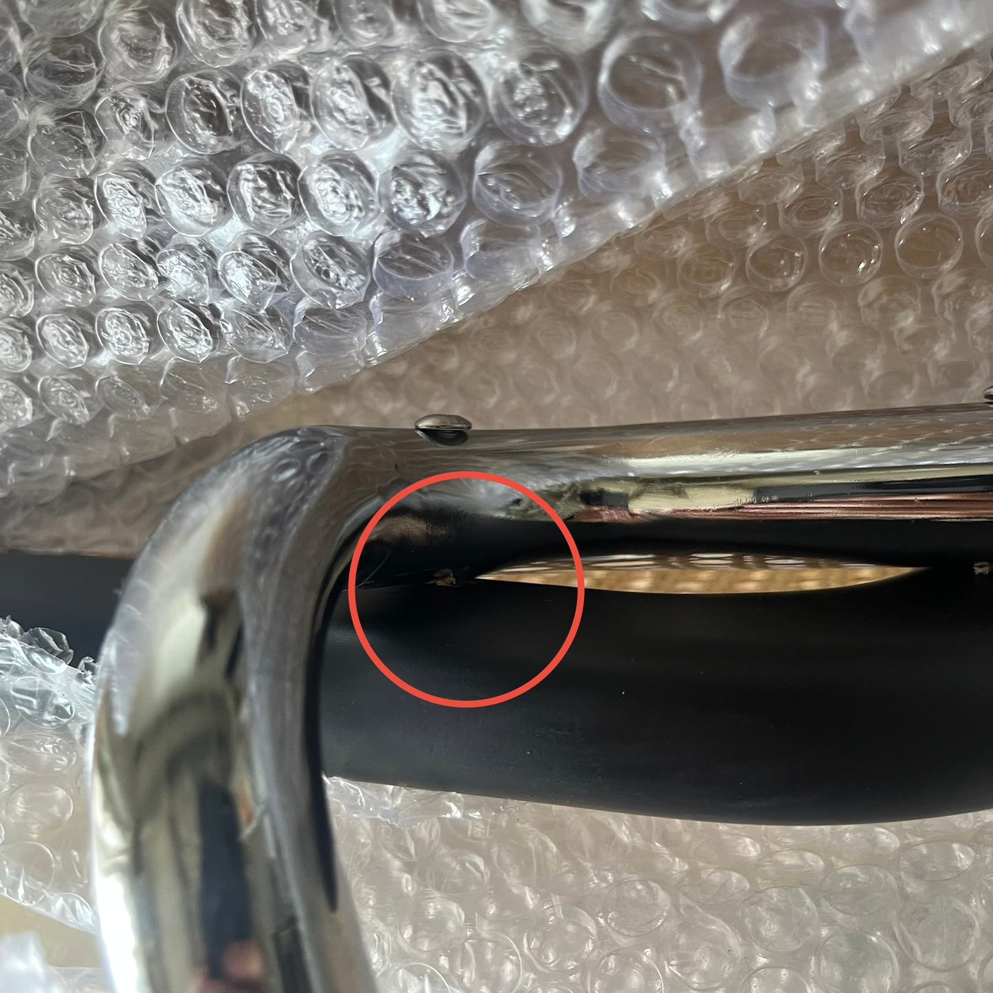 クローム仕上げのバイク排気管と黒いゴムガスケットが付いたラタンパイプチェア肘掛け付ブラックです。