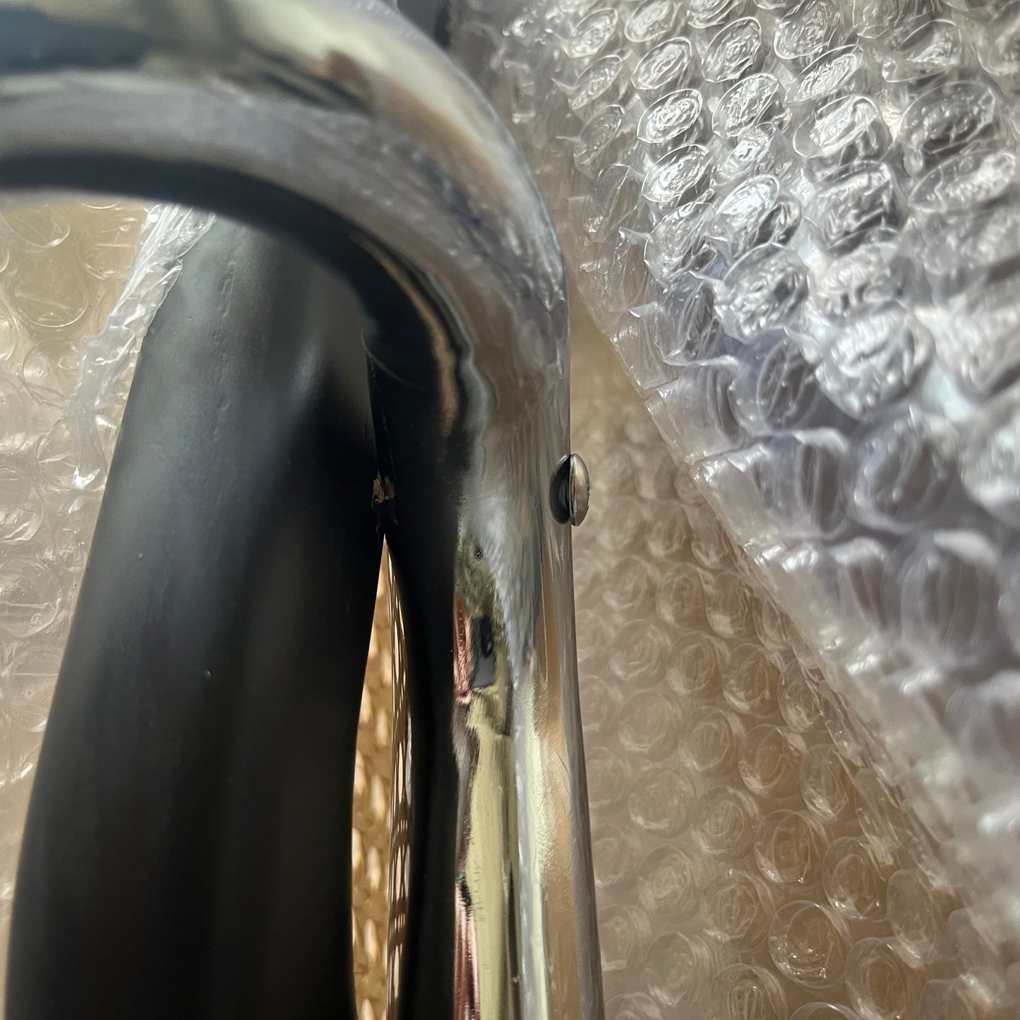 クローム仕上げの自転車フォークとブラックタイヤが特徴のアウトレットラタンパイプチェア肘掛け付き