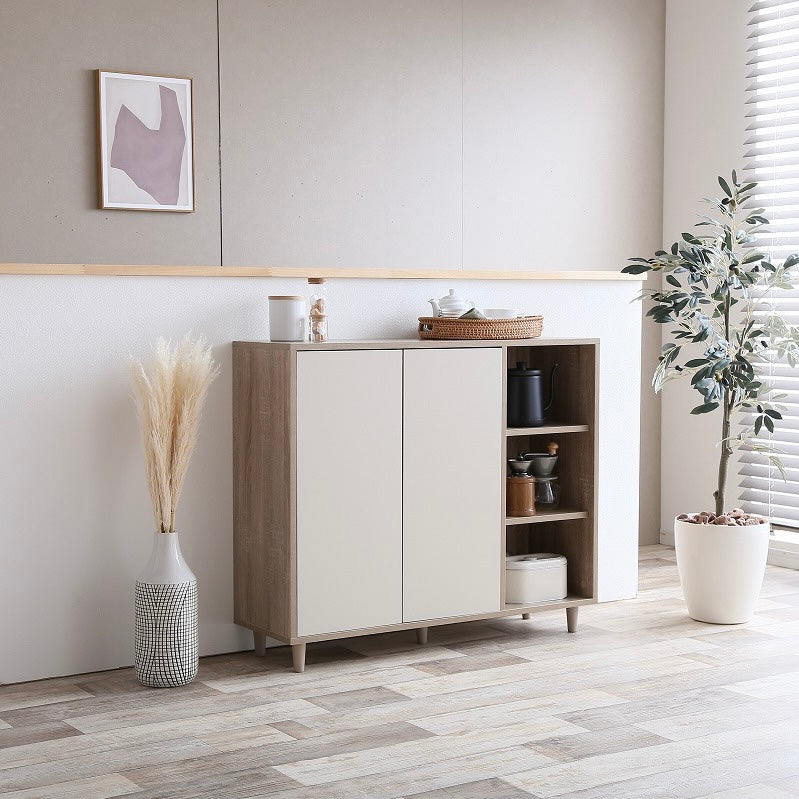 扉開きタイプのキャビネット