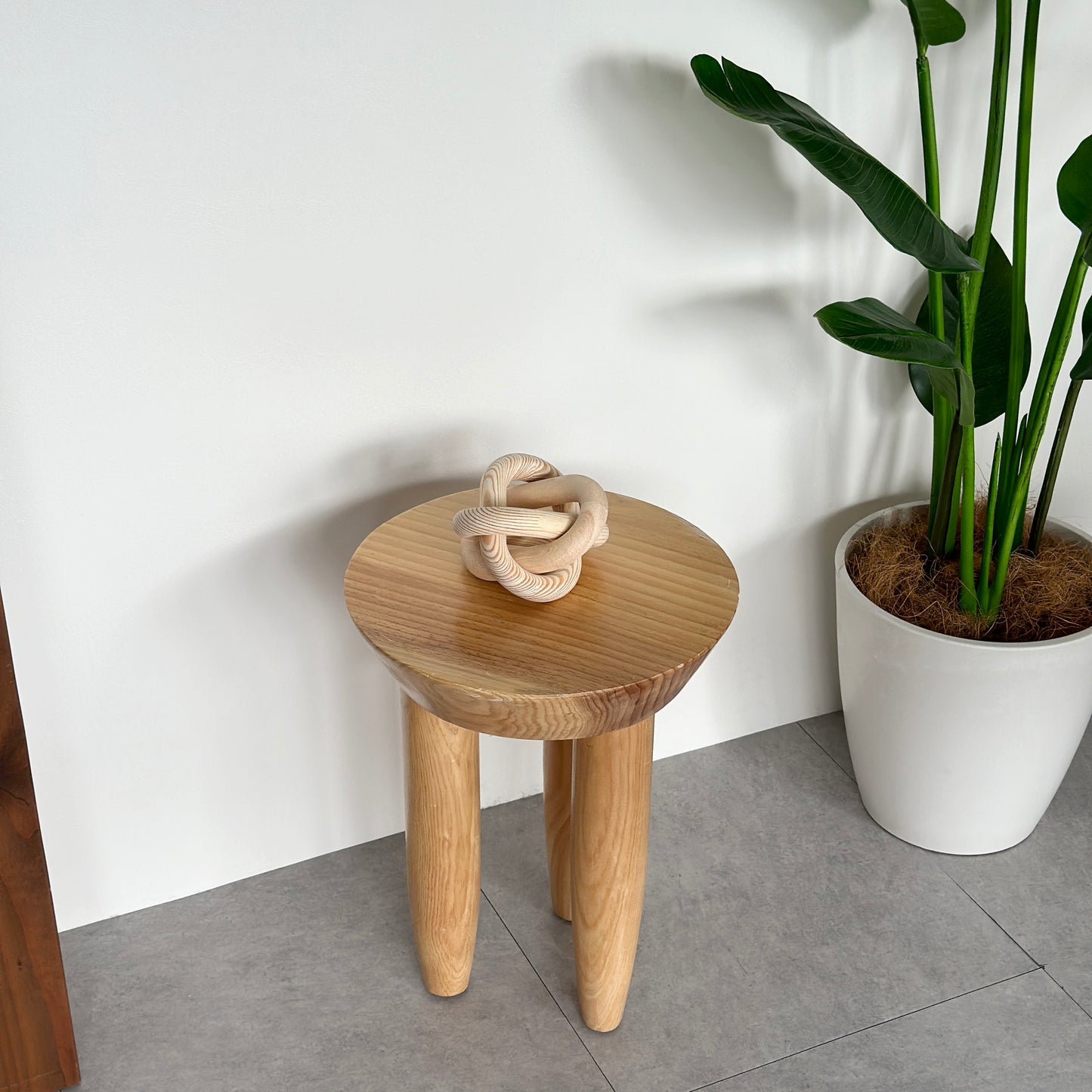 ウッドスツールの上に置いた木製のオブジェ