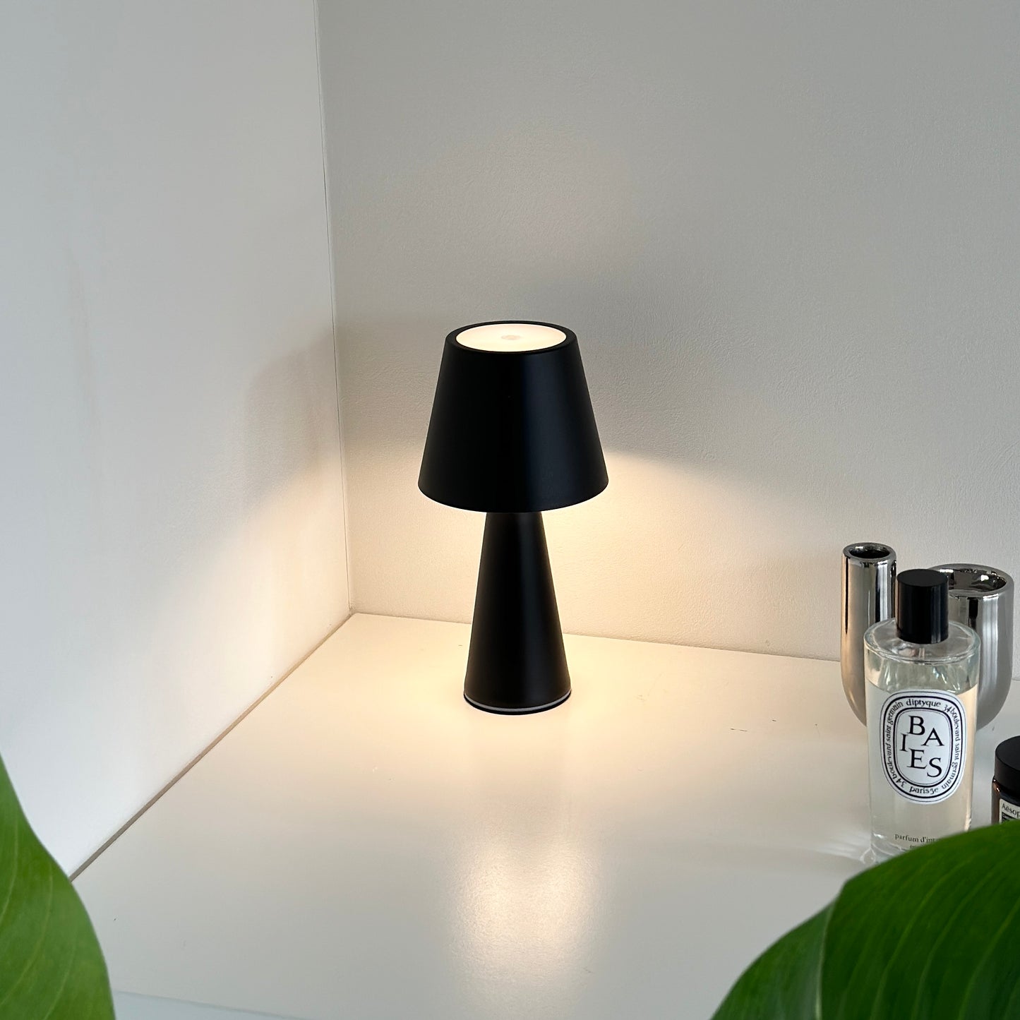 マット素材のシンプルな黒色のテーブルランプ