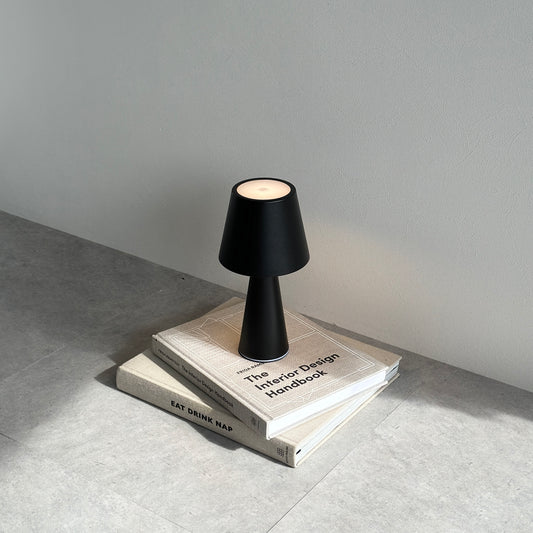 マット素材のシンプルな黒色のテーブルランプ