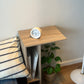 ナチュラルの2way置きサイドテーブルに置き時計や植物、雑誌を置いている様子
