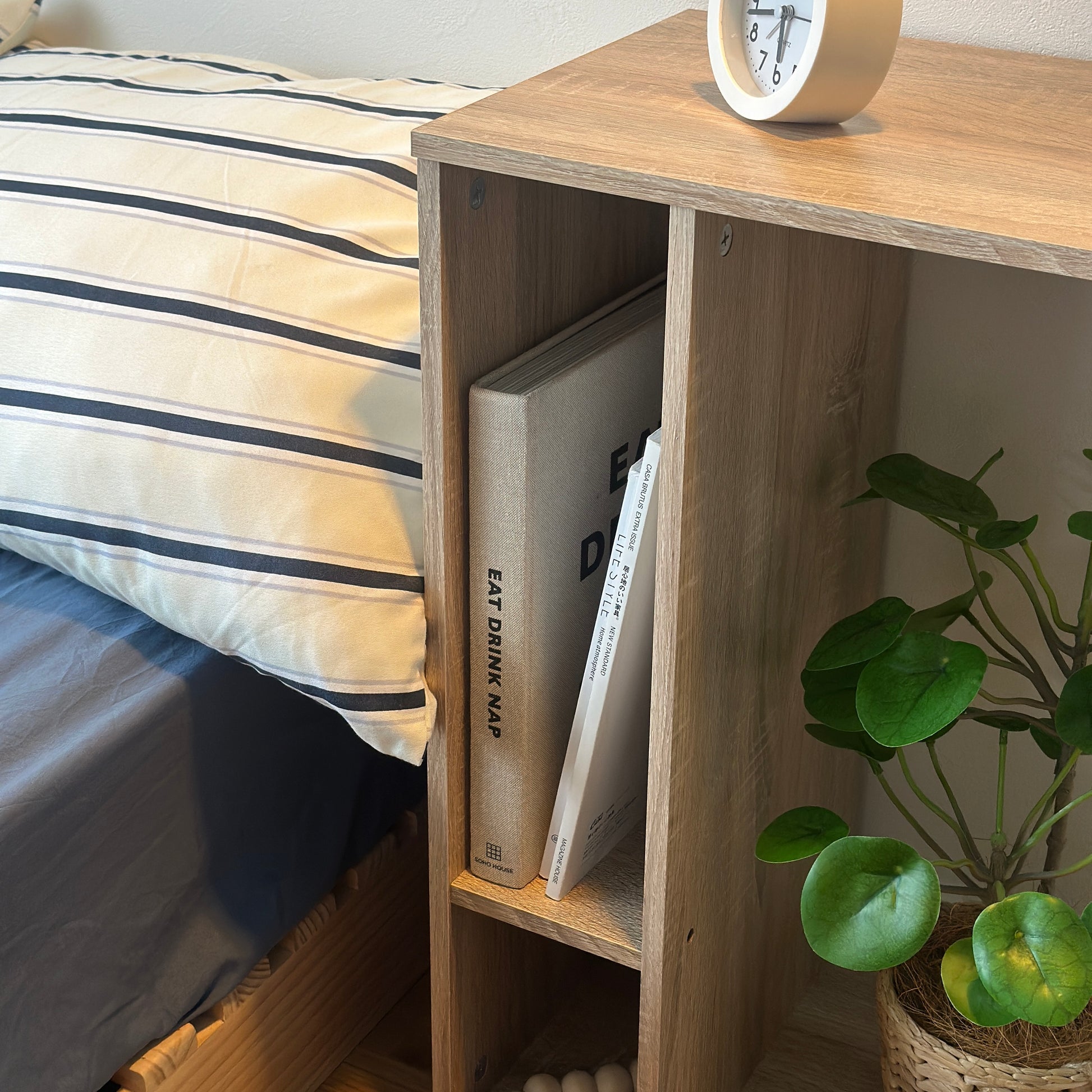 ナチュラルの2way置きサイドテーブルの収納部分に雑誌を置いている様子