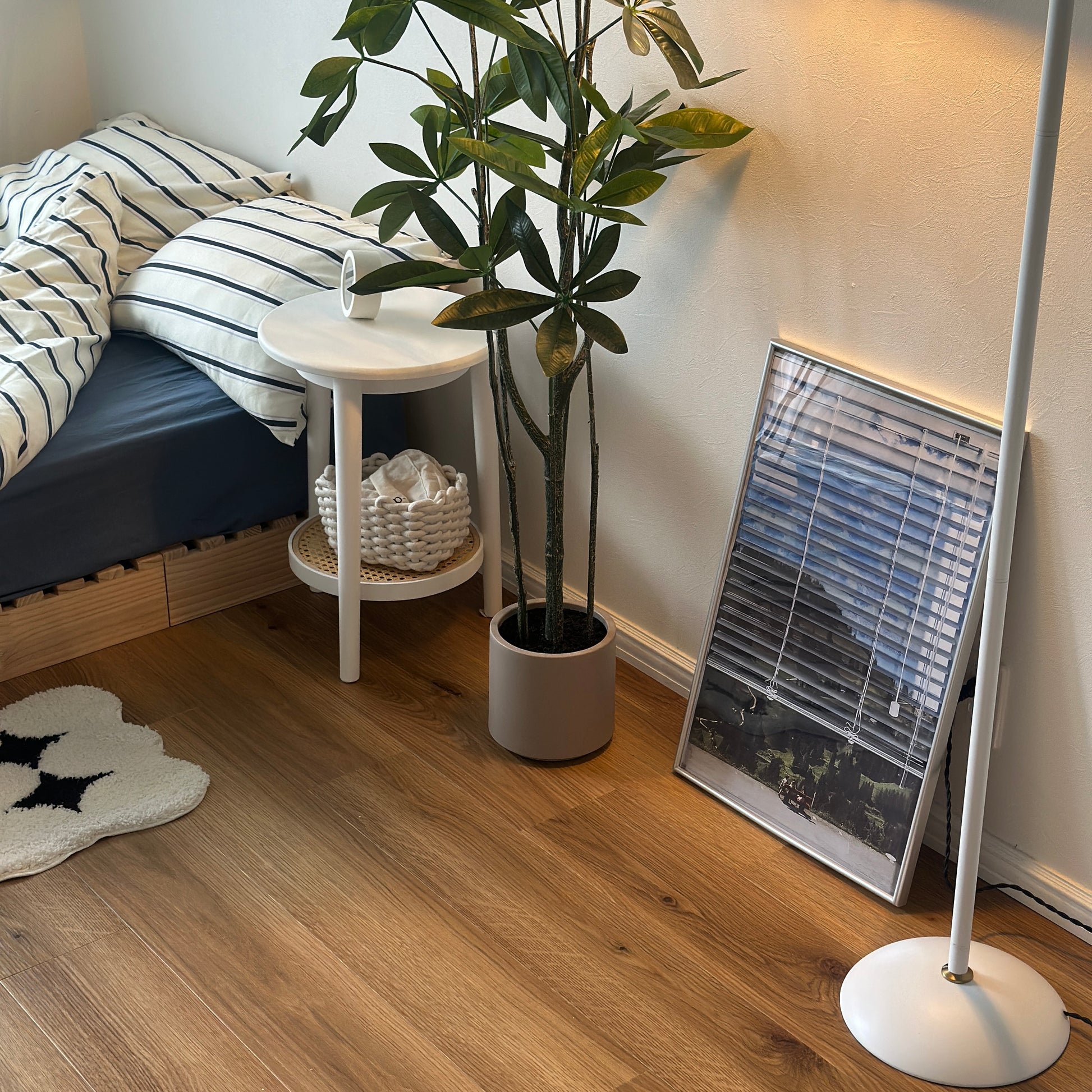 パキラのフェイクグリーンを部屋に置いている様子