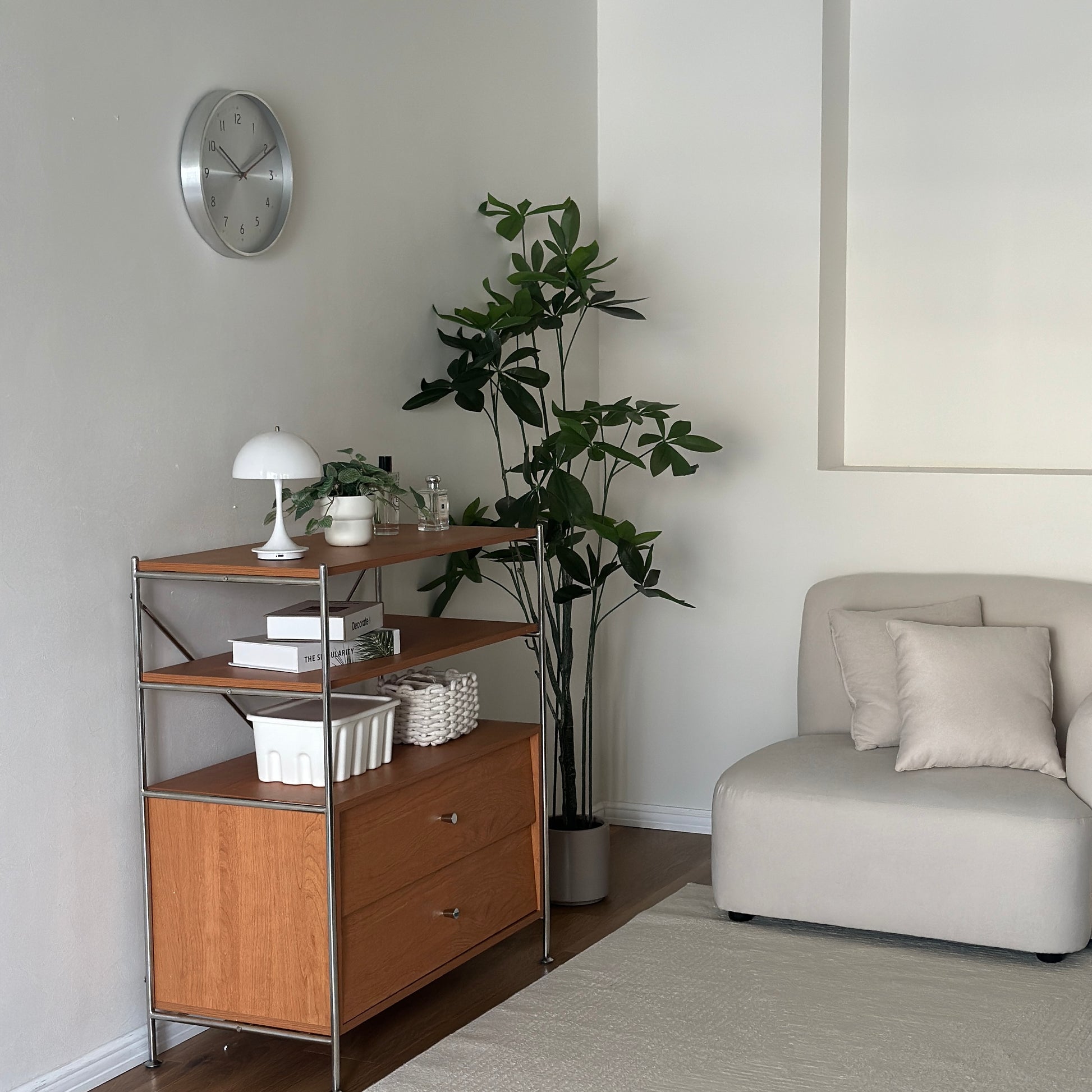 パキラのフェイクグリーンを部屋の隅に置いている様子