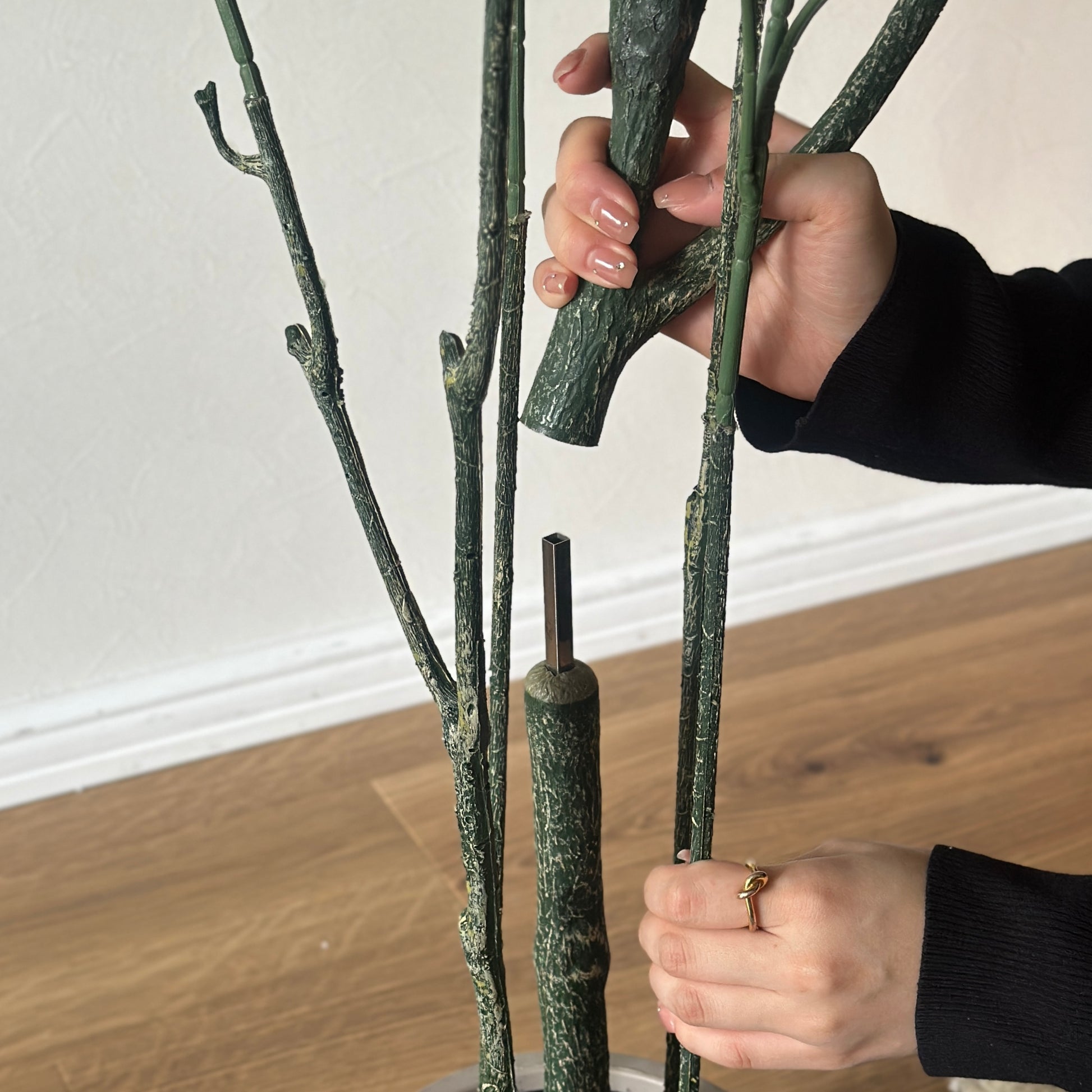 パキラのフェイクグリーンを組み立てている様子