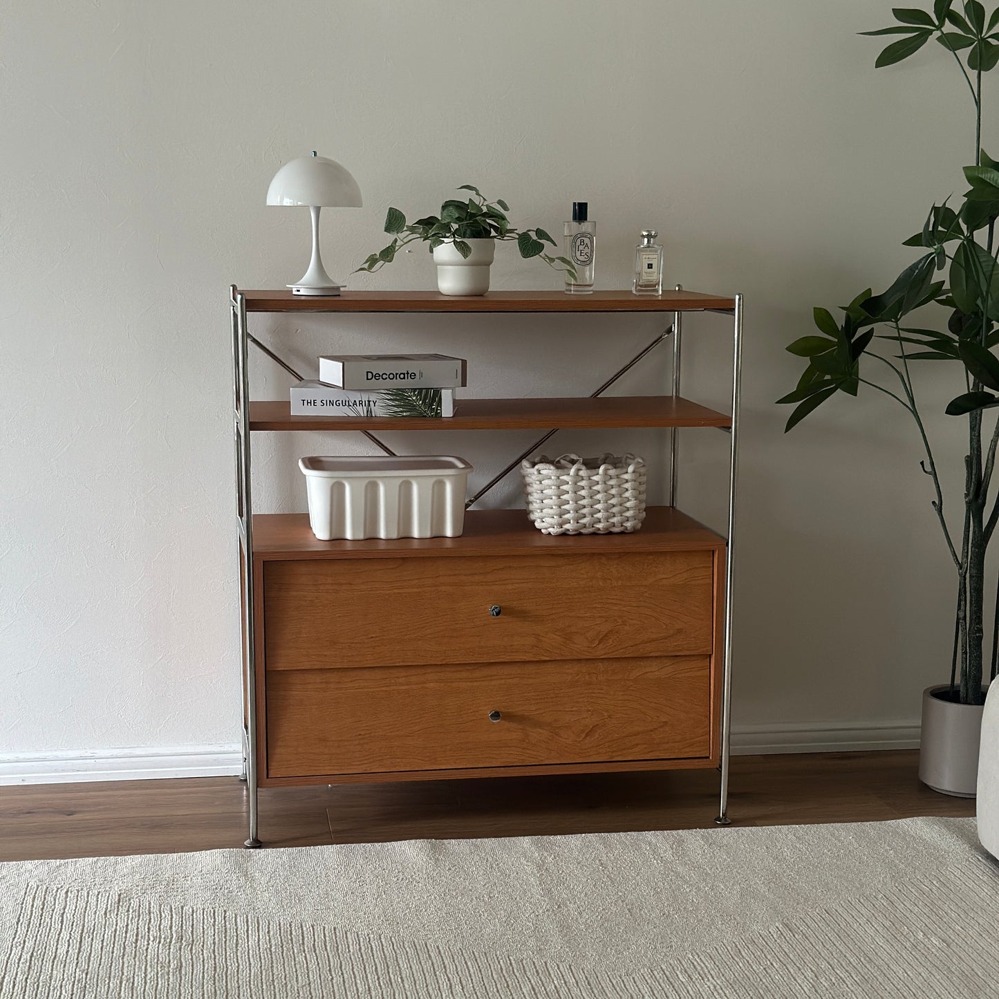 ウッド×アイアン製の引き出しシェルフを部屋に置いている様子