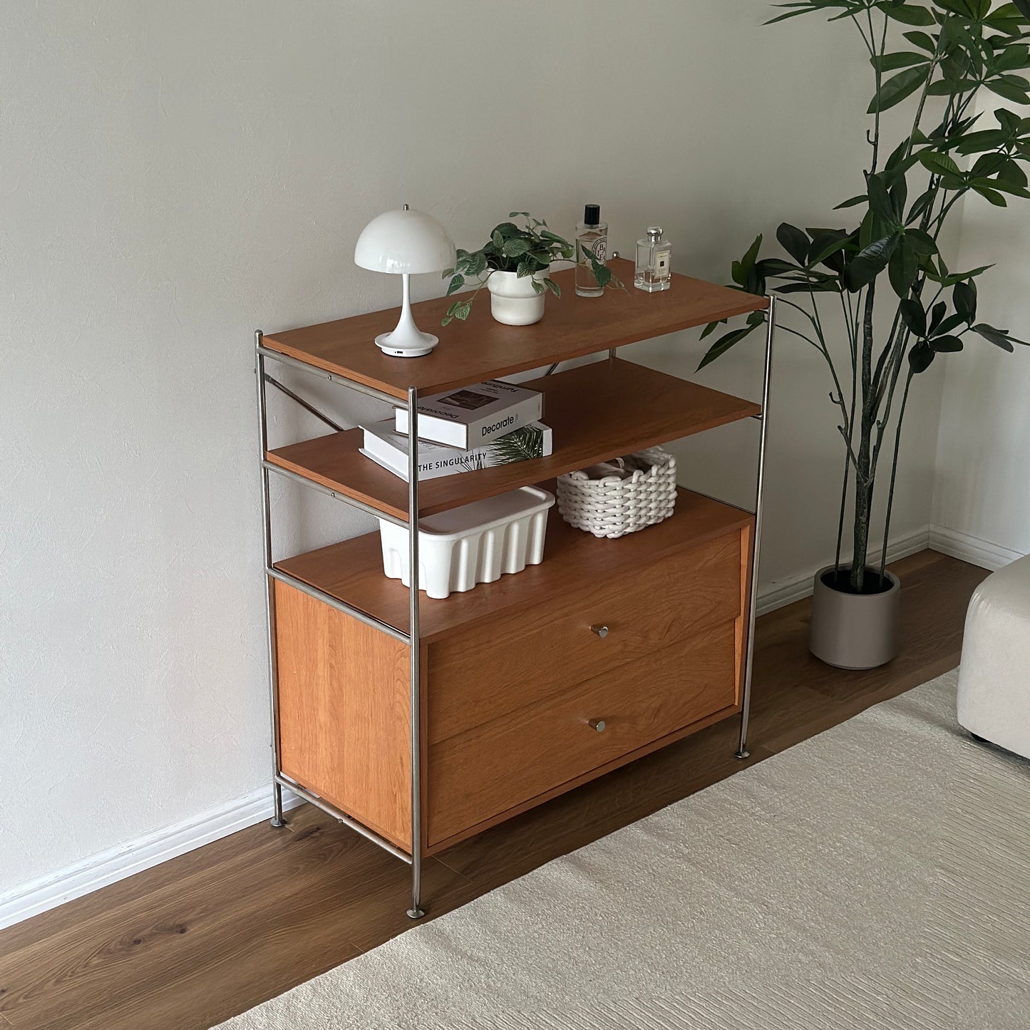 ウッド×アイアン製の引き出しシェルフを部屋に置いている様子