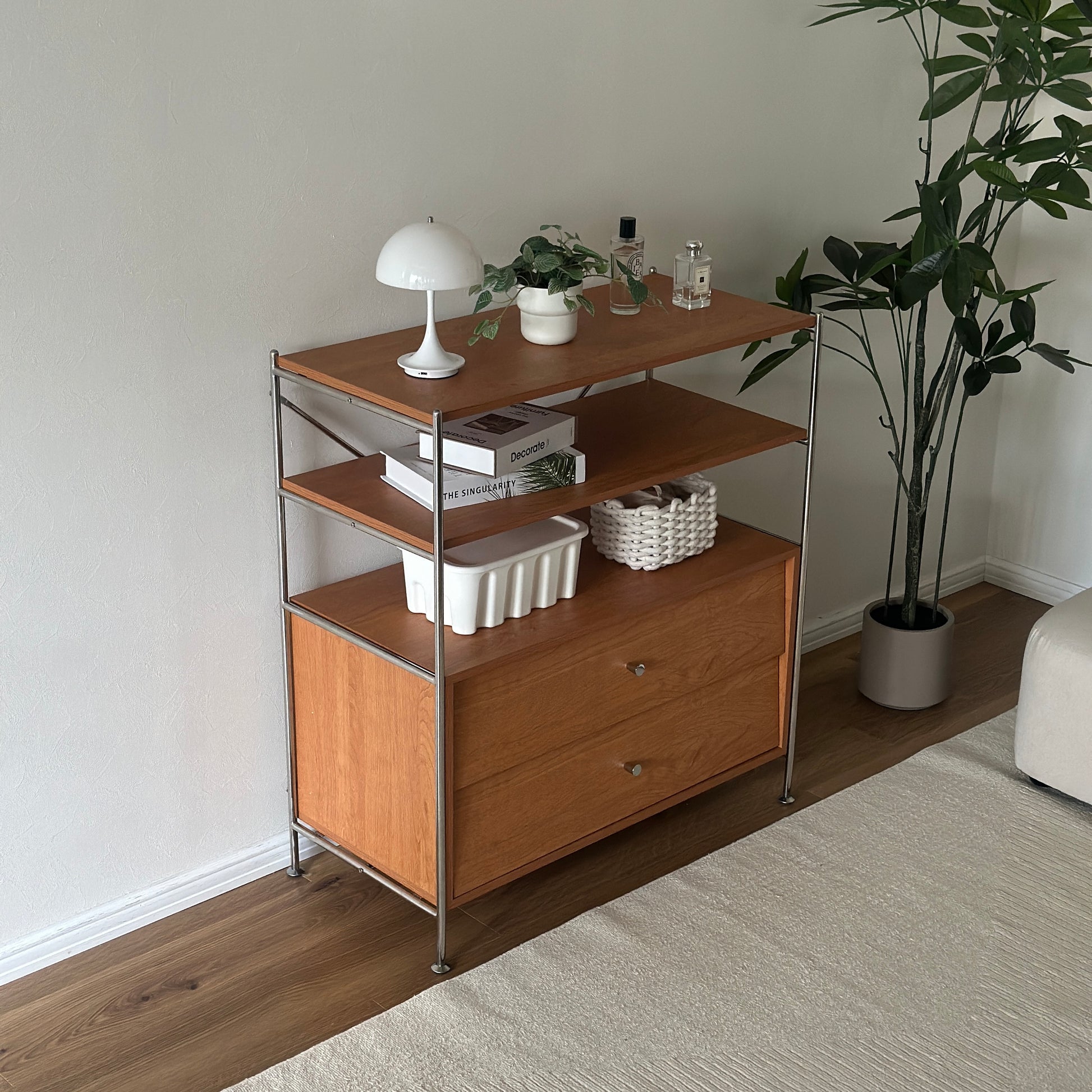 ウッド×アイアン製の引き出しシェルフを部屋に置いている様子