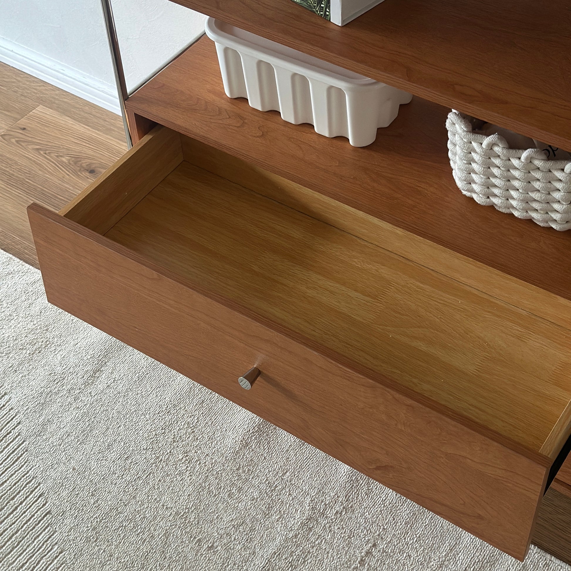 ウッド×アイアン製の引き出しシェルフの引き出しを開けている様子