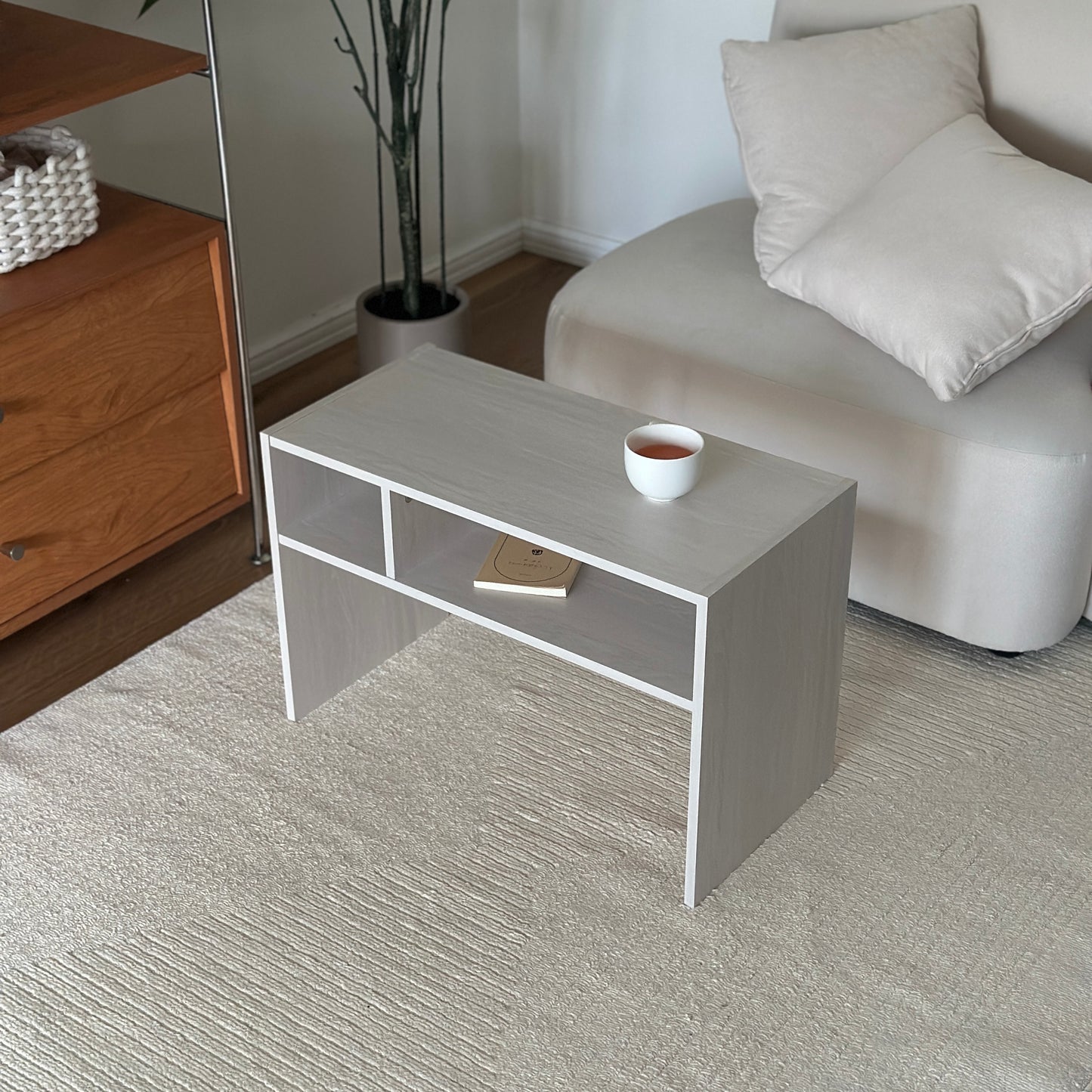ホワイトの2way置きサイドテーブルをローテーブルとして置いている様子