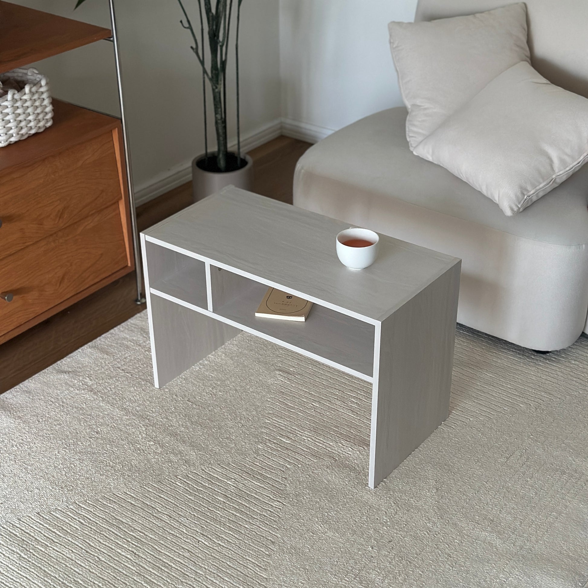 ホワイトの2way置きサイドテーブルをローテーブルとして置いている様子