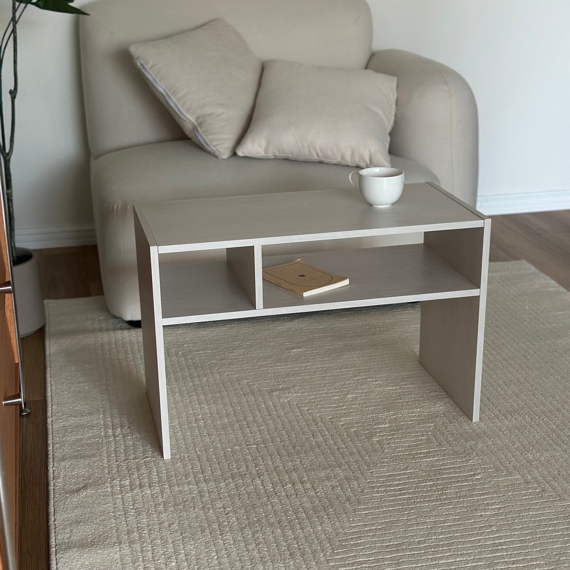 ホワイトの2way置きサイドテーブルをローテーブルとして置いている様子