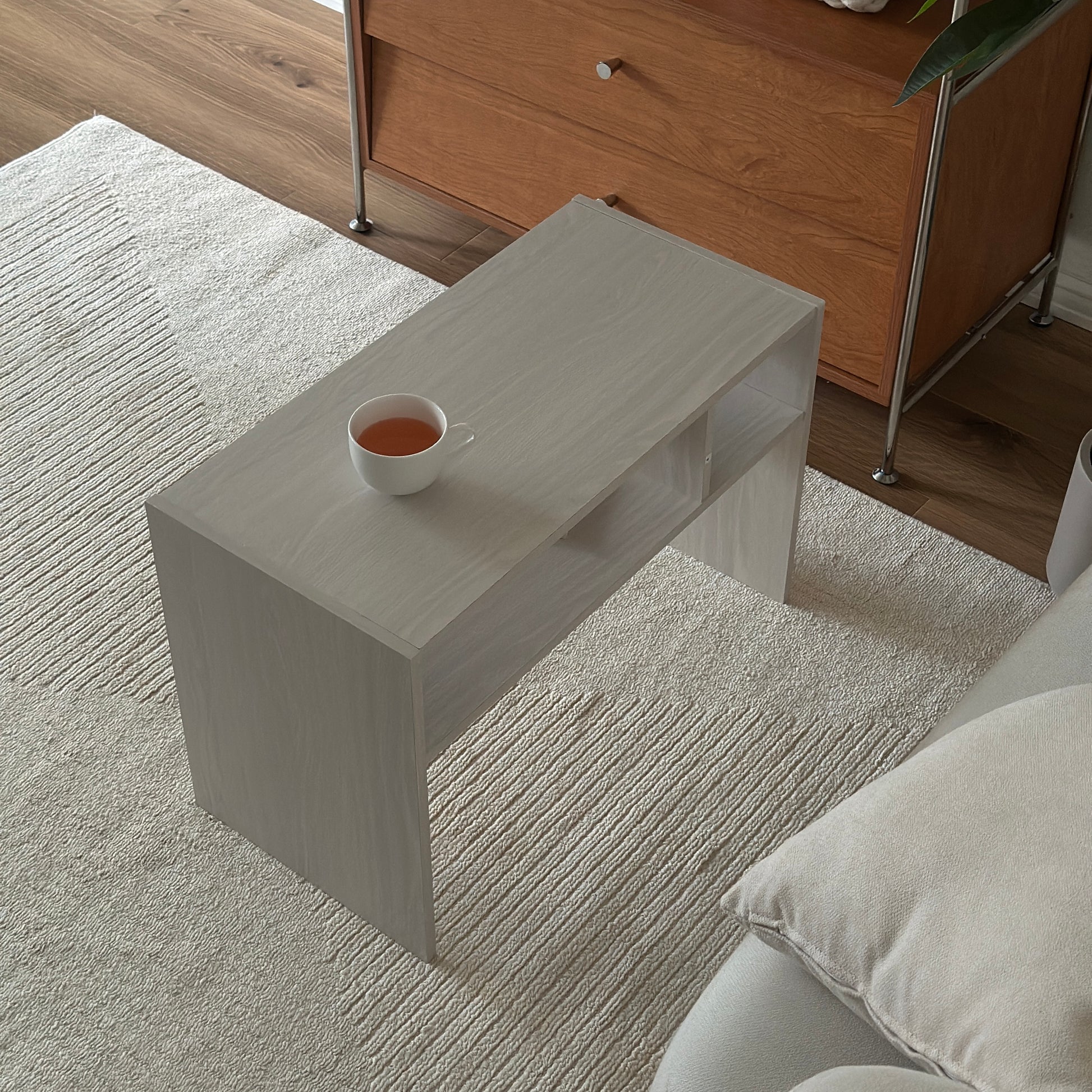 ホワイトの2way置きサイドテーブルをローテーブルにして、その上にコップを置いている様子