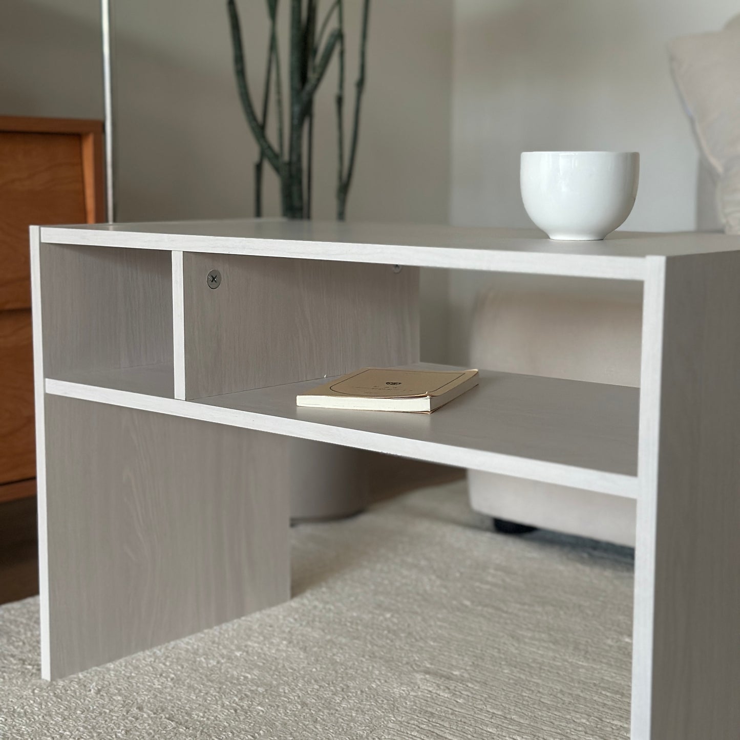 ホワイトの2way置きサイドテーブルをローテーブルとして置いている様子