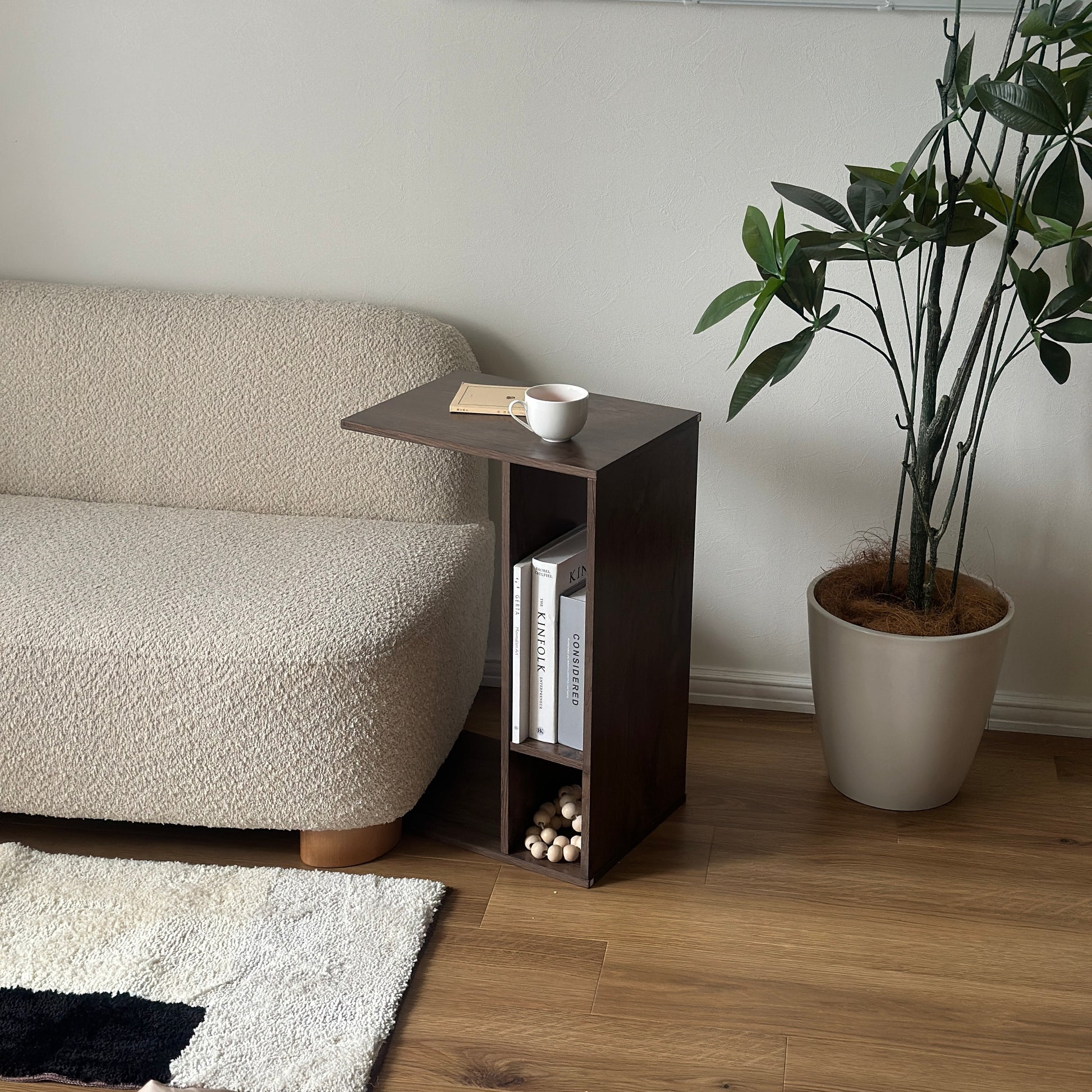 ブラウンの2way置きサイドテーブルをソファ横に置いている様子