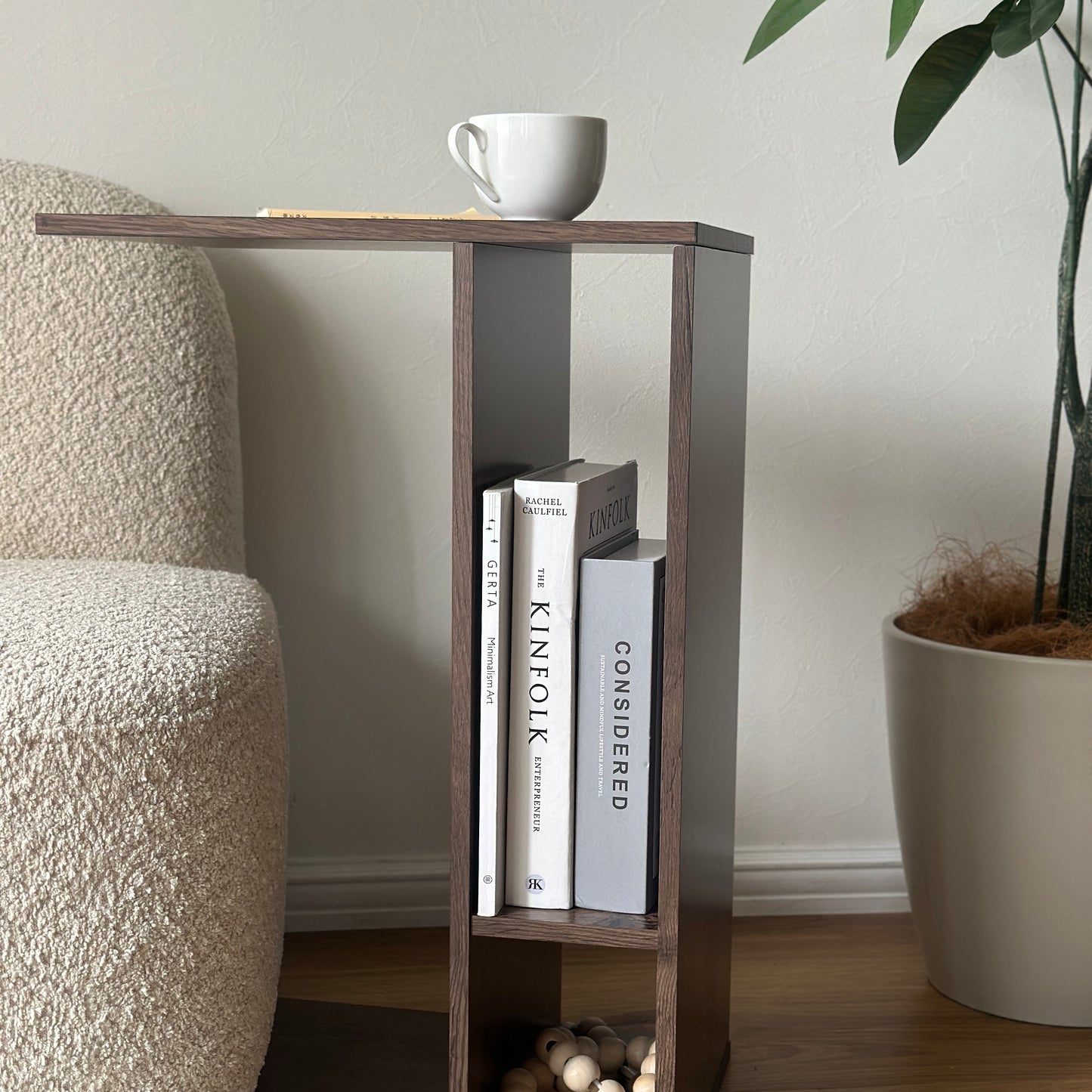 ブラウンの2way置きサイドテーブルをソファ横に置いている様子