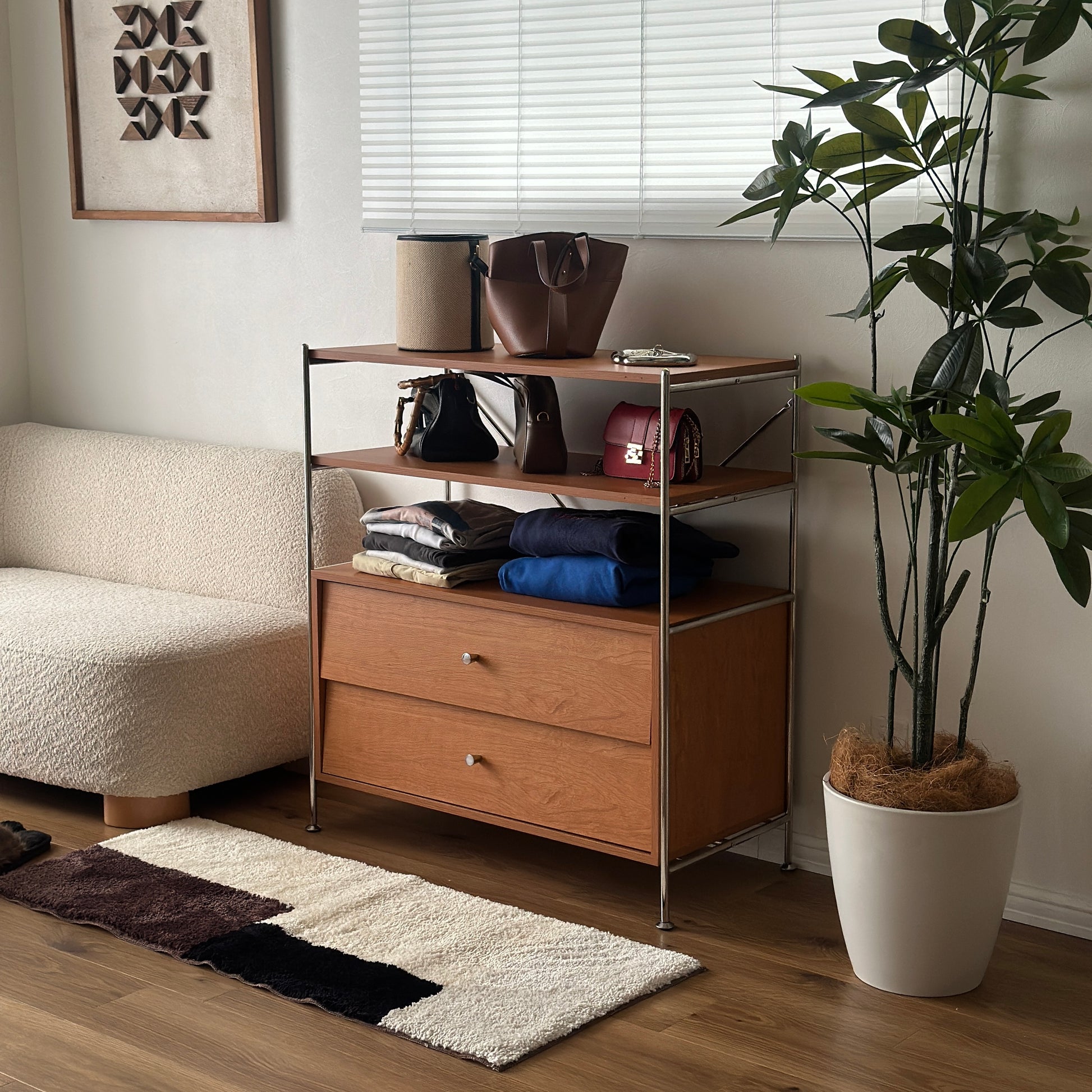 ウッド×アイアン製の引き出しシェルフをソファ横に置いている様子