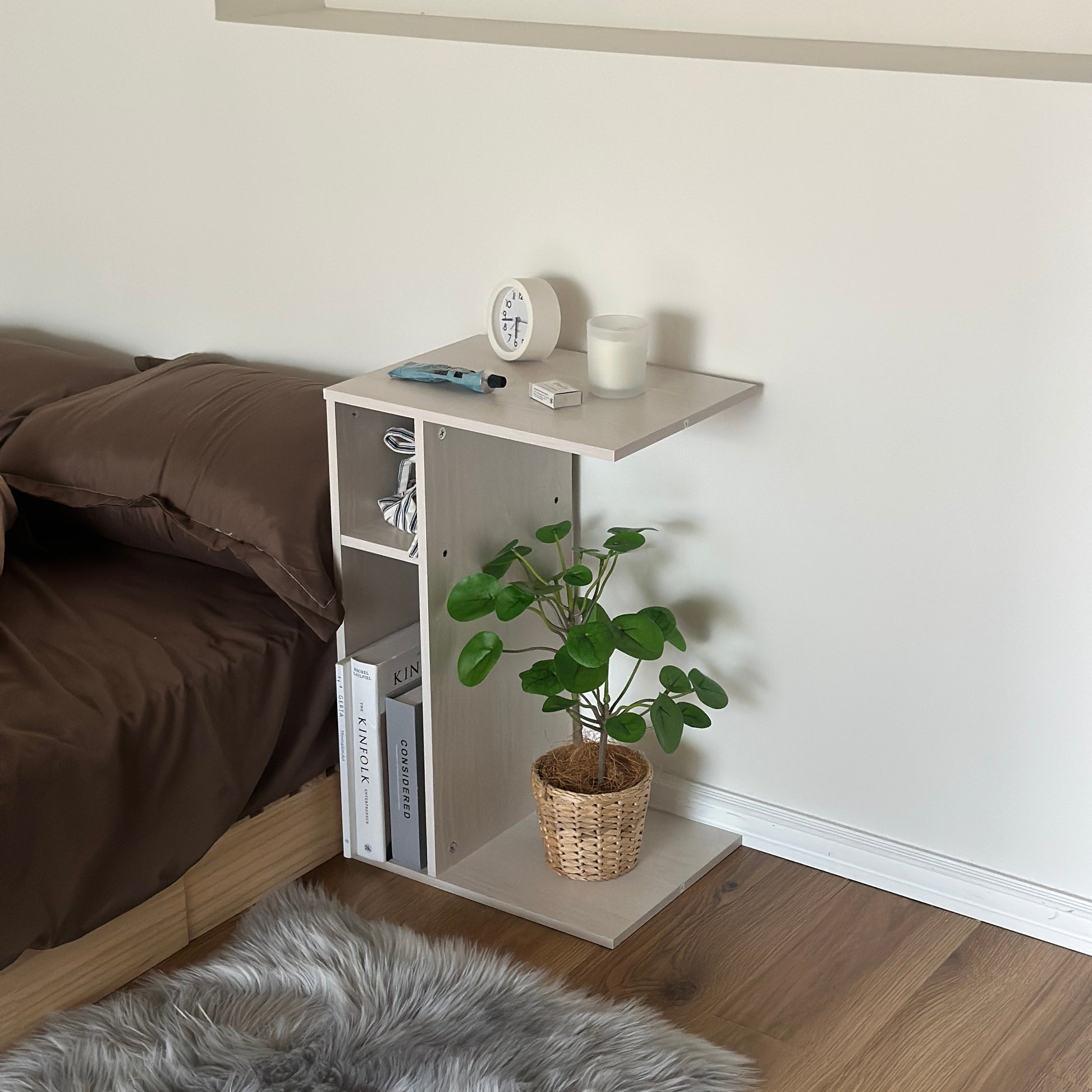 ホワイトの2way置きサイドテーブルをベッド横に置いている様子