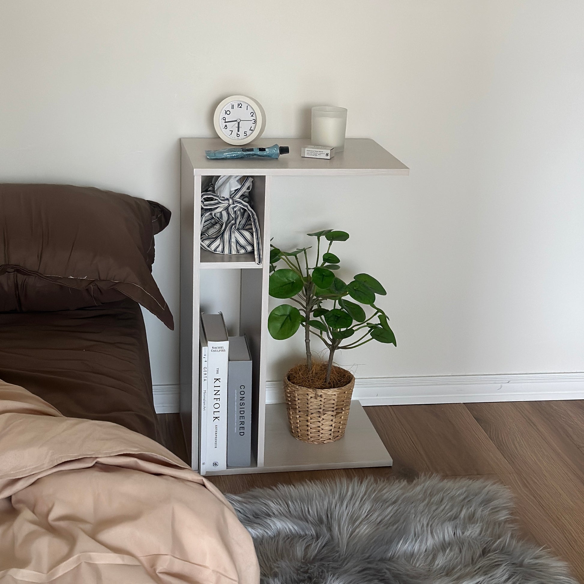 ホワイトの2way置きサイドテーブルをベッド横に置いている様子