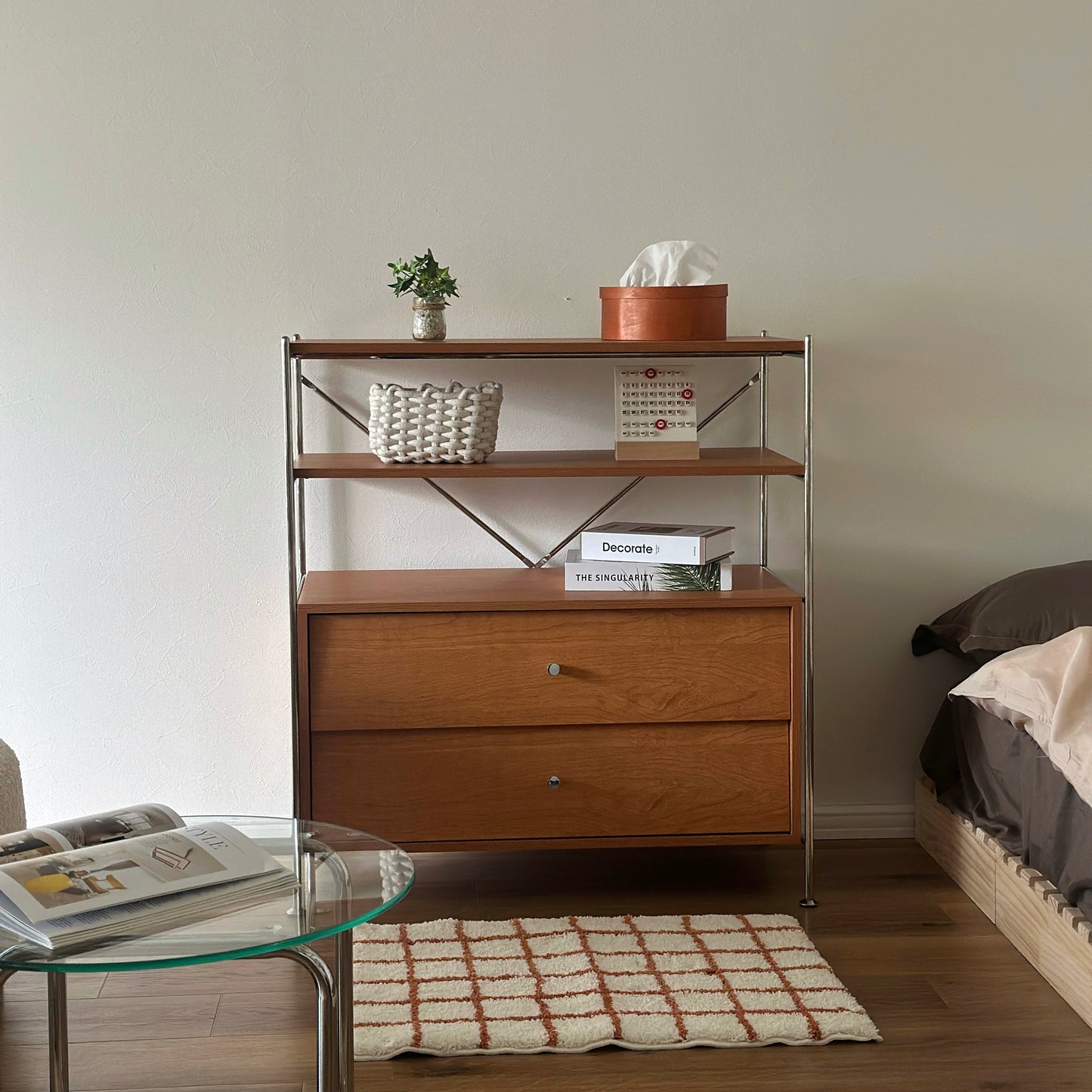 ウッド×アイアン製の引き出しシェルフにティッシュケースや植物、カレンダー、本、収納ケースを置いている様子